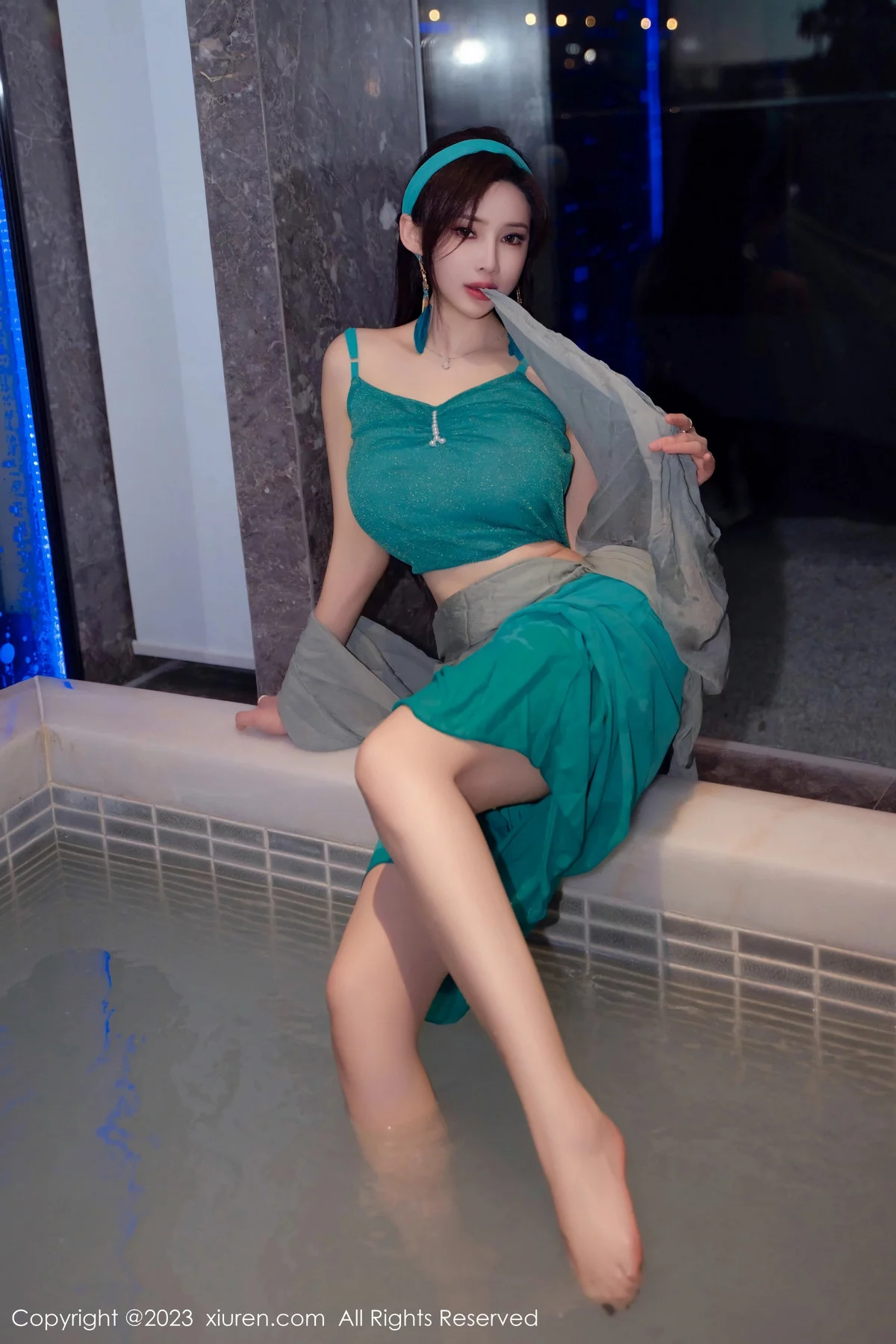 [[XiuRen秀人网]秀人网]No.7886_女神Carol周妍希温泉主题性感墨绿服饰秀丰满身材迷人诱惑写真58P