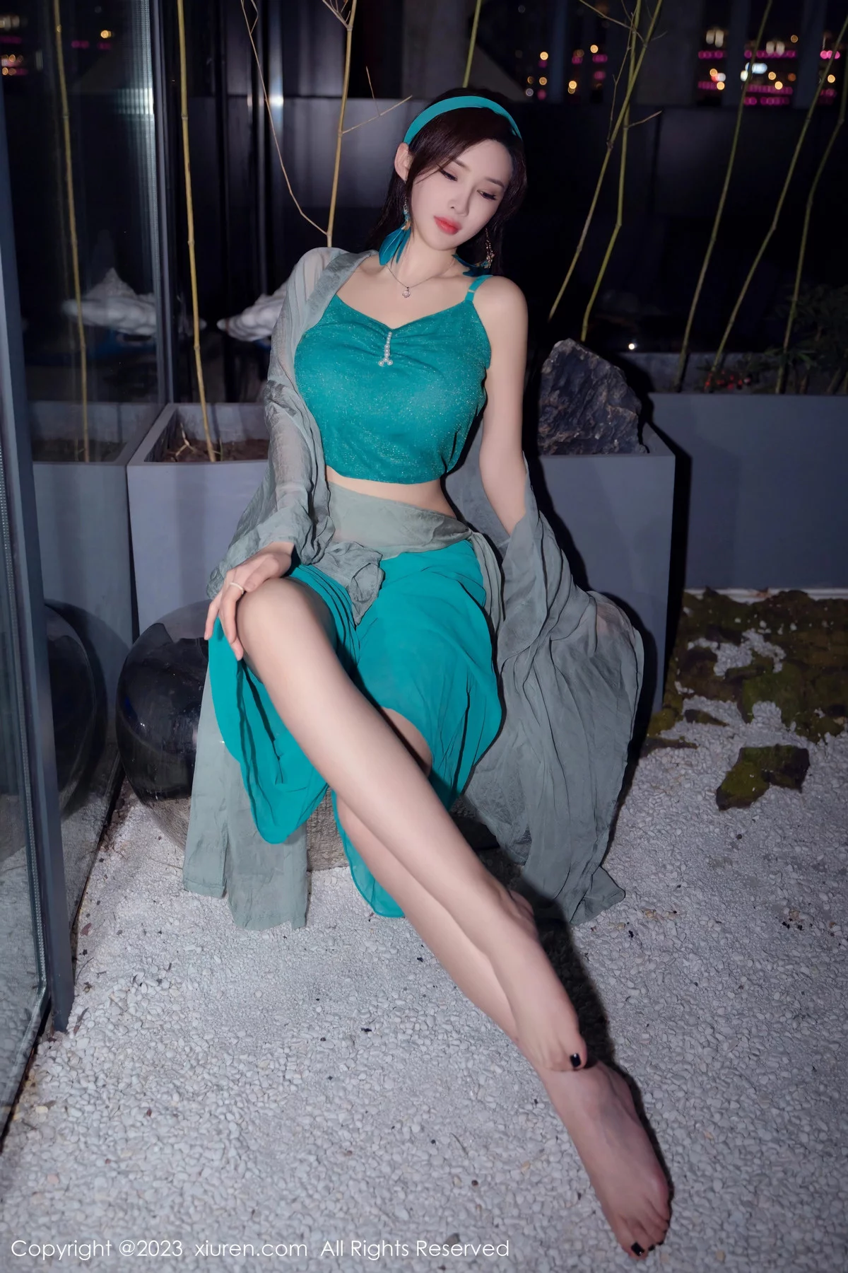 [[XiuRen秀人网]秀人网]No.7886_女神Carol周妍希温泉主题性感墨绿服饰秀丰满身材迷人诱惑写真58P