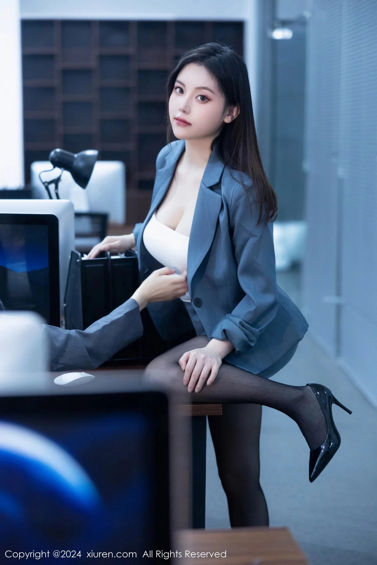 [[XiuRen秀人网]秀人网]No.7923_模特合集公司场景豆瓣酱性感OL装扮配超薄黑丝完美诱惑写真104P