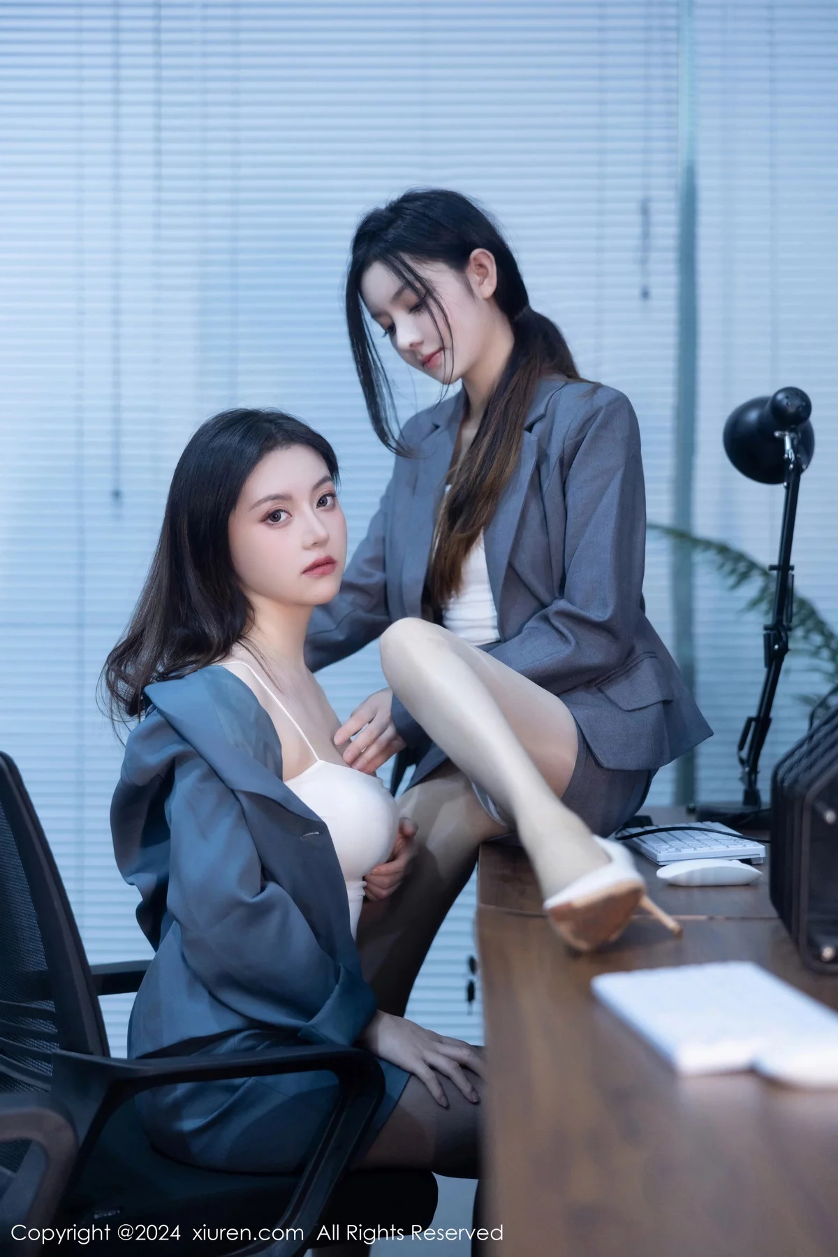 [[XiuRen秀人网]秀人网]No.7923_模特合集公司场景豆瓣酱性感OL装扮配超薄黑丝完美诱惑写真104P
