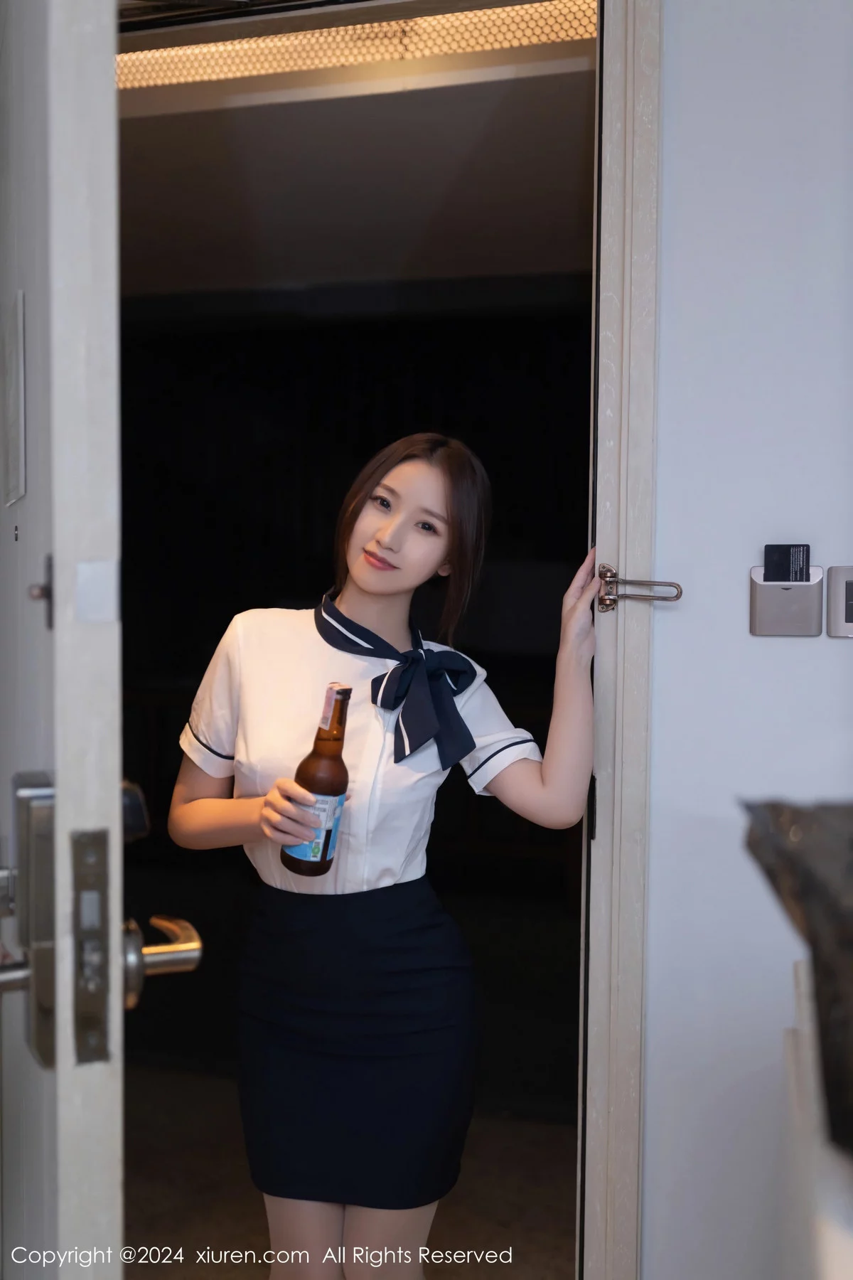 [[XiuRen秀人网]秀人网]No.7938_模特杏子Yada性感空姐制服露紫色蕾丝内衣秀曼妙身姿诱惑写真86P