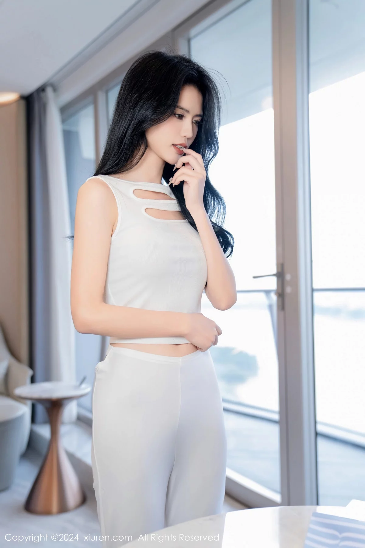 [[XiuRen秀人网]秀人网]No.7937_模特浅浅Danny性感简约白色套装露白色内衣秀曼妙身姿诱惑写真82P