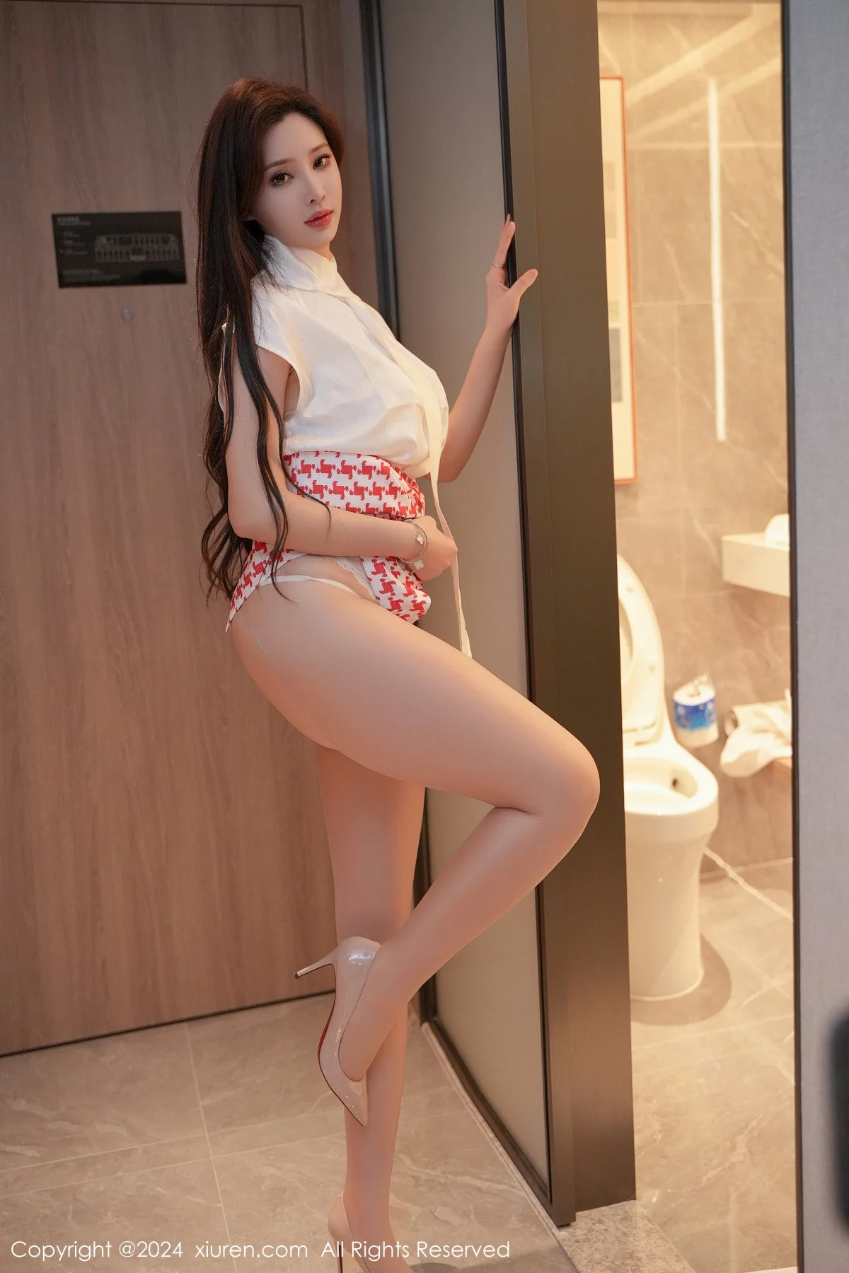 [[XiuRen秀人网]秀人网]No.7944_女神Carol周妍希性感长裙露淡黄色蕾丝内衣配开档肉丝诱惑写真66P