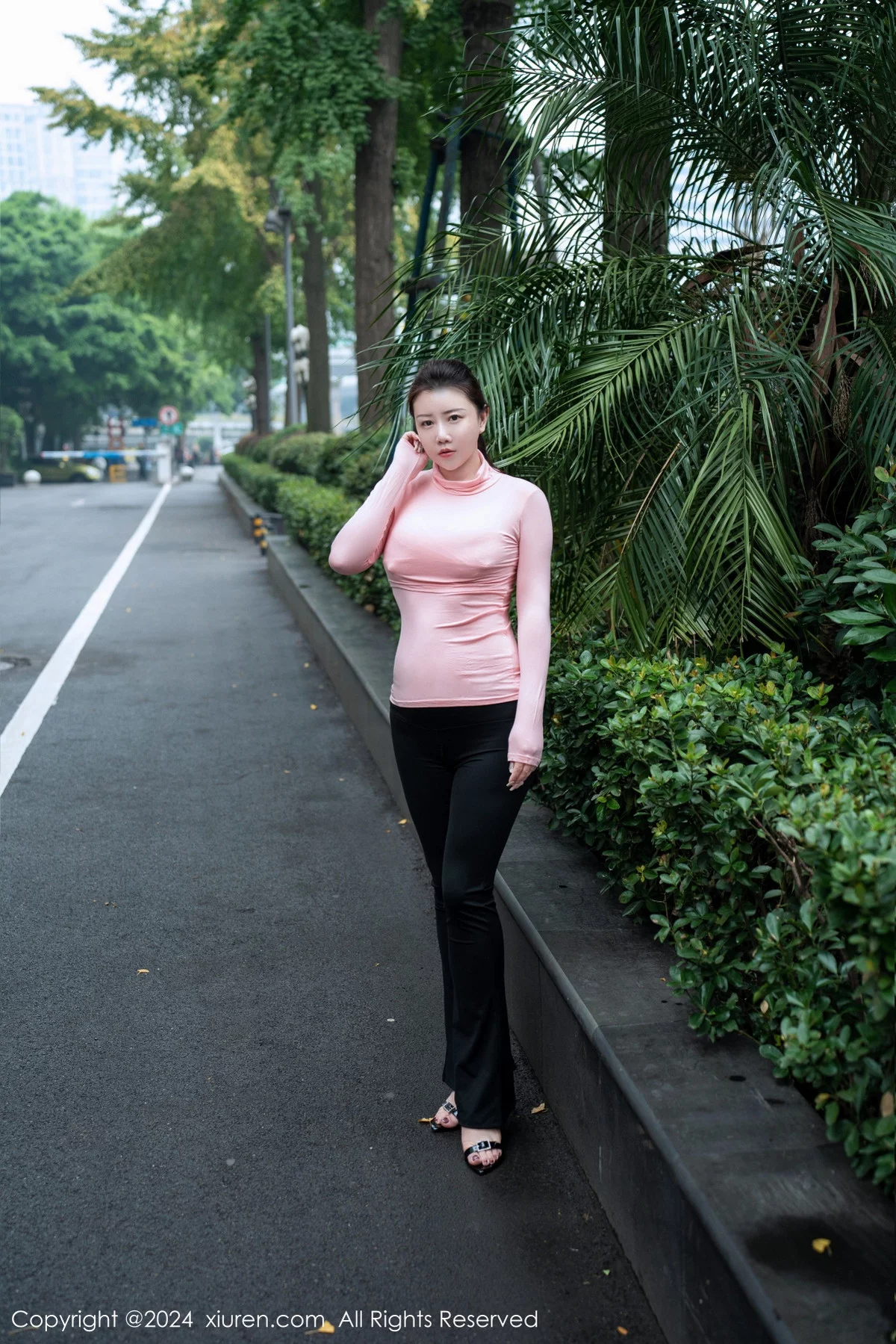 [[XiuRen秀人网]秀人网]No.7943_模特王婉悠Queen性感粉色上衣配黑长裤秀丰腴惹火身材诱惑写真94P