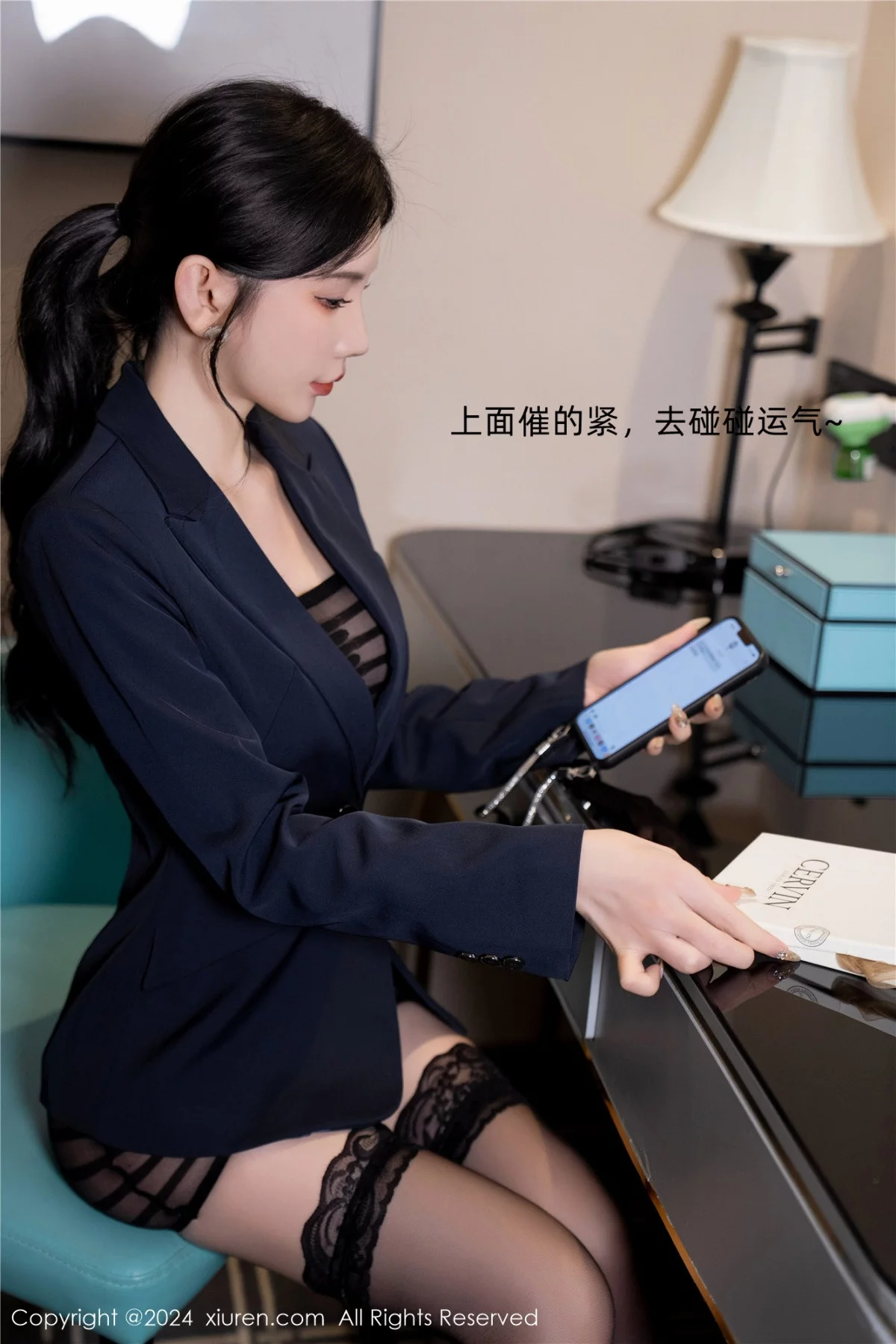 [[XiuRen秀人网]秀人网]No.7956_女神周于希Sally性感深色上衣露超薄黑丝秀惹火身材撩人诱惑写真98P