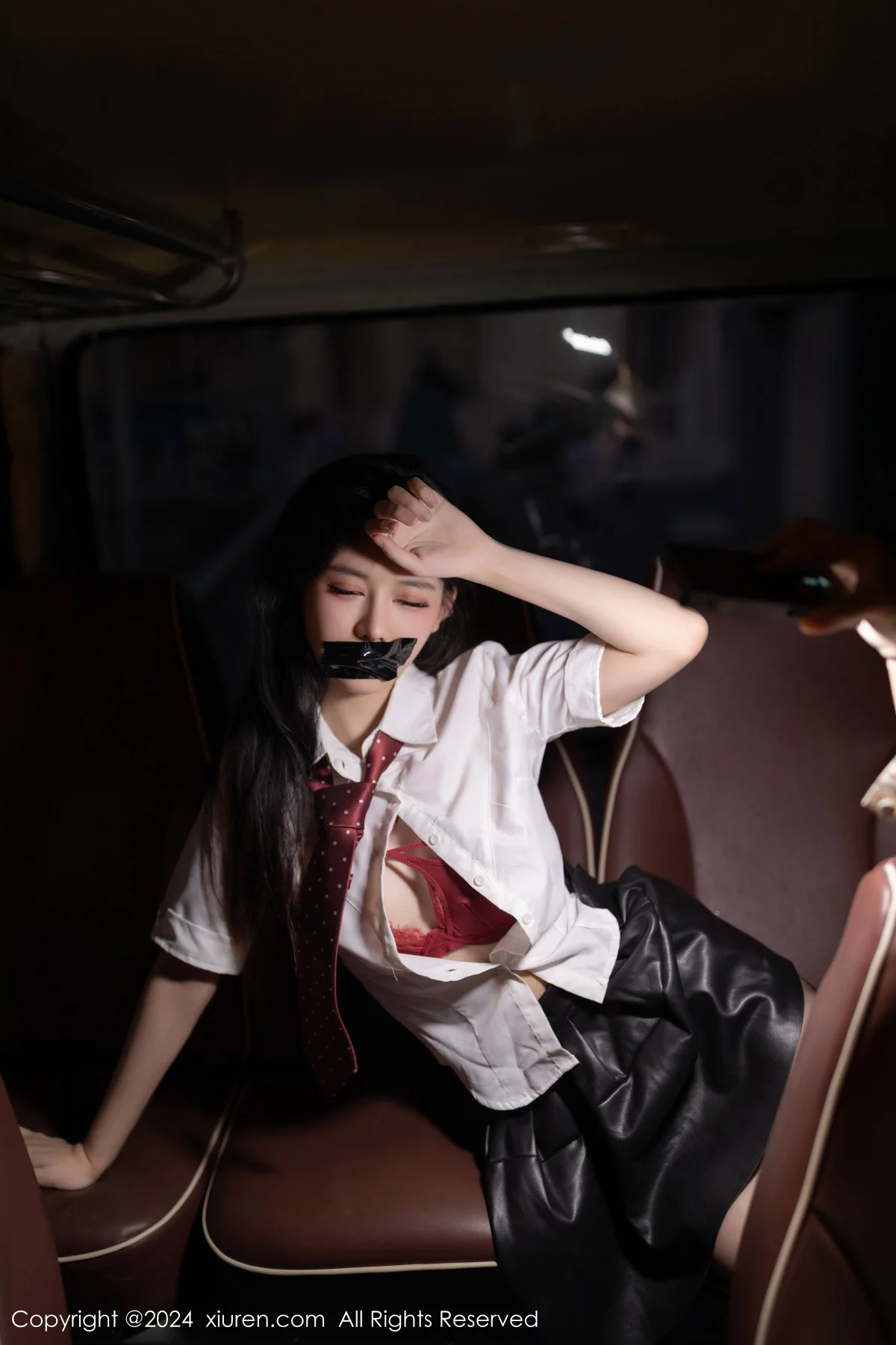 [[XiuRen秀人网]秀人网]No.7957_模特幼幼性感学妹装扮红色蕾丝内衣配破烂黑丝秀美腿诱惑写真80P