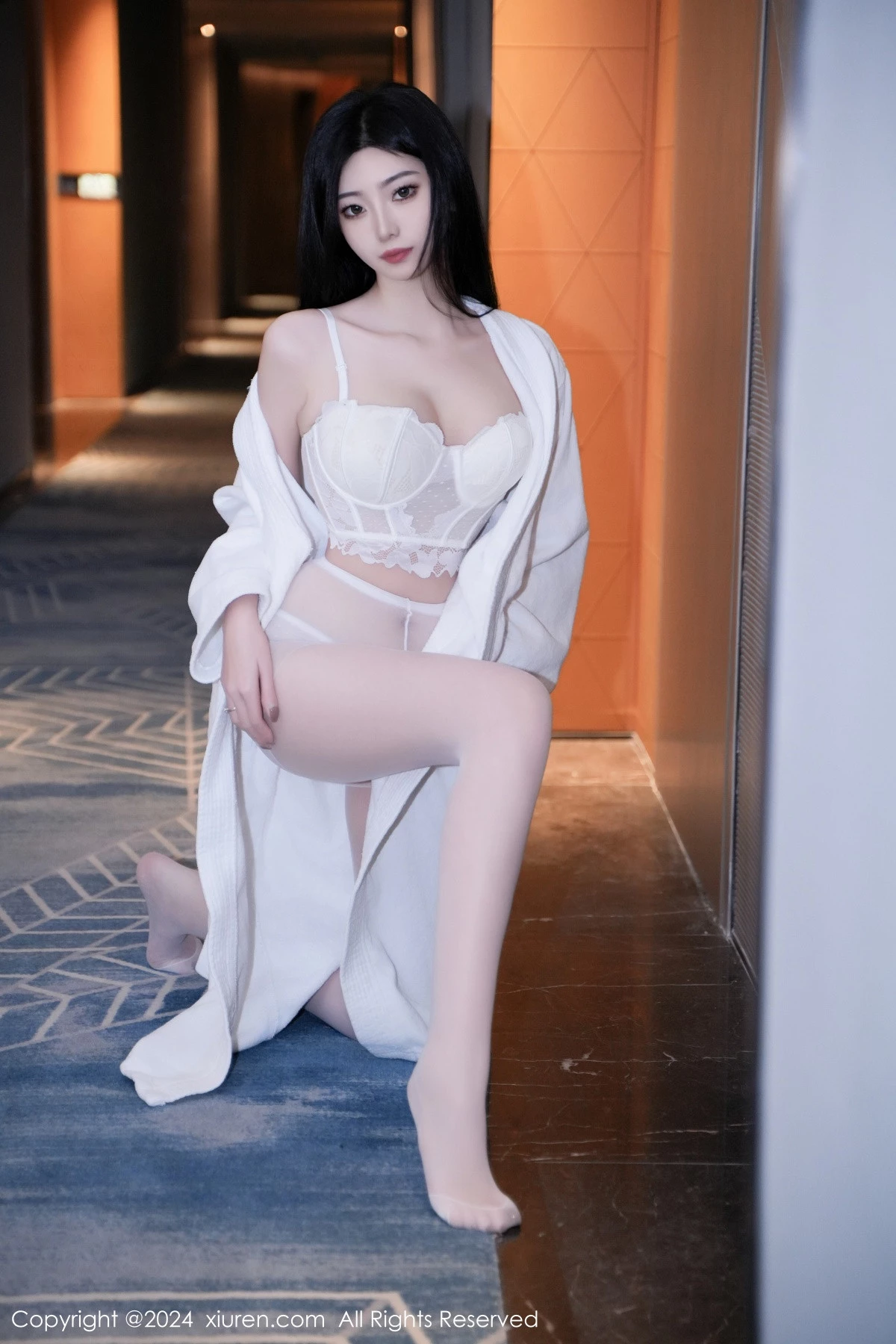 [[XiuRen秀人网]秀人网]No.7960_模特安琪Yee白色睡袍露性感白色蕾丝情趣内衣秀丰腴身材诱惑写真64P