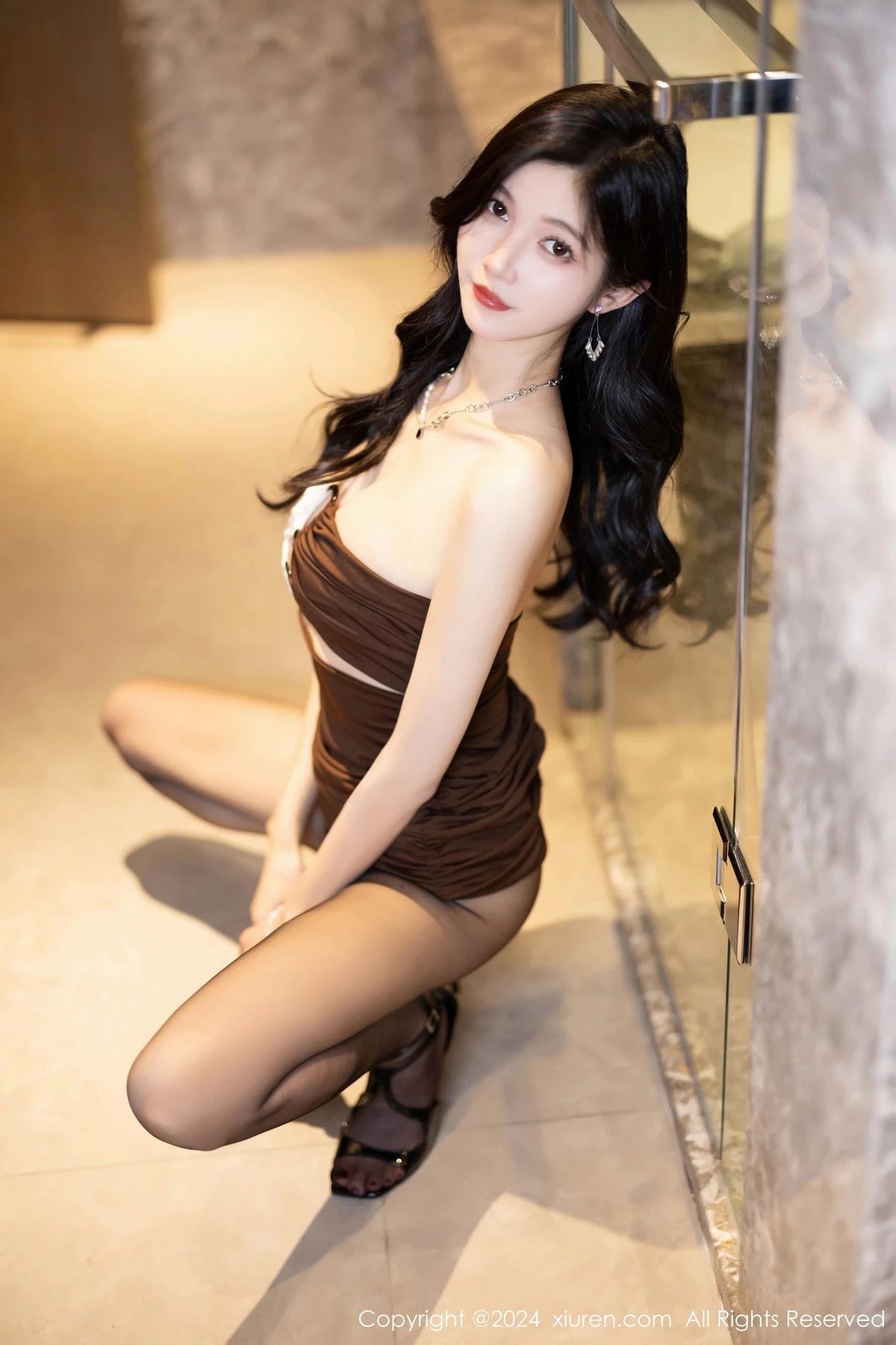 [[XiuRen秀人网]秀人网]No.7983_模特程程程咖啡色露肩连衣裙+黑色情趣服饰秀曼妙身姿诱惑写真81P