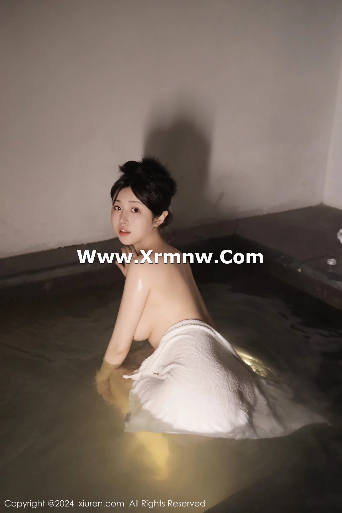 [[XiuRen秀人网]秀人网]No.7977_新人模特陈小花温泉场景性感白色浴巾裹身秀惹火身材诱惑写真58P