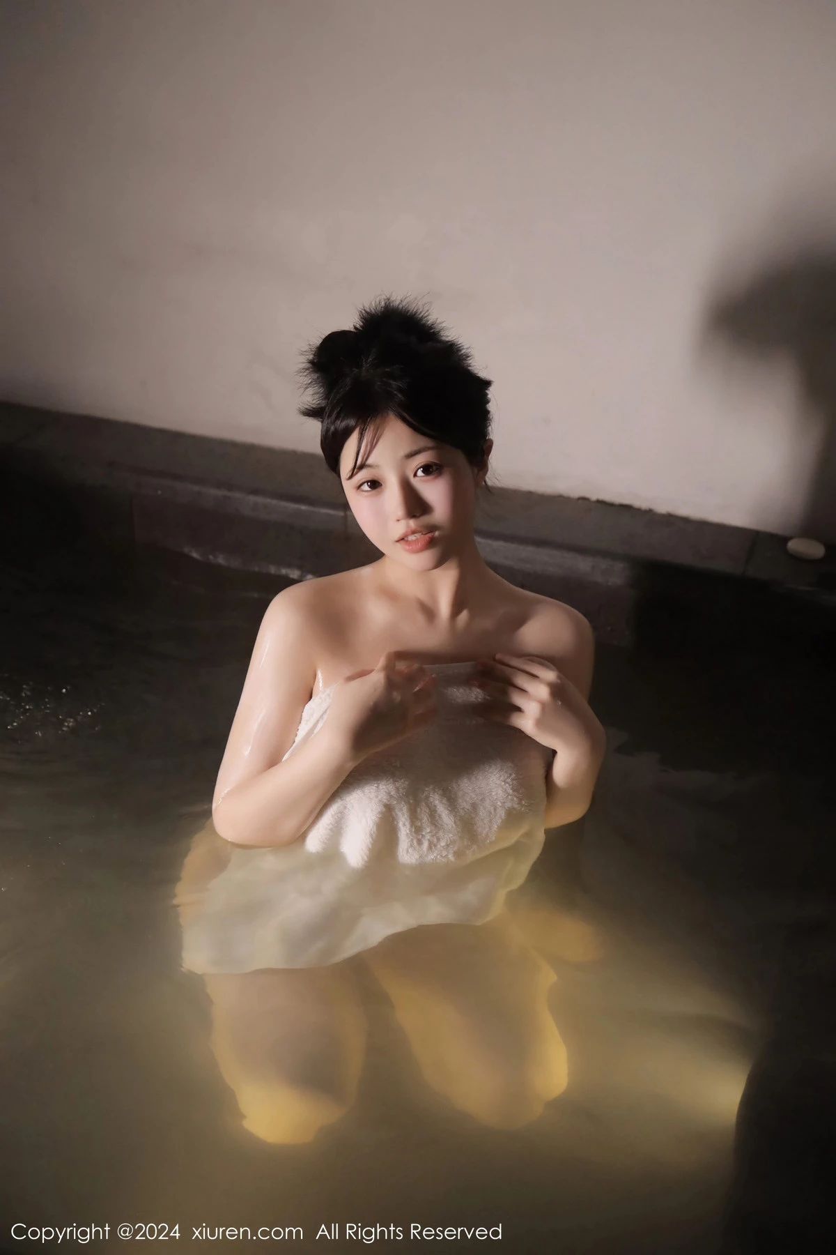 [[XiuRen秀人网]秀人网]No.7977_新人模特陈小花温泉场景性感白色浴巾裹身秀惹火身材诱惑写真58P