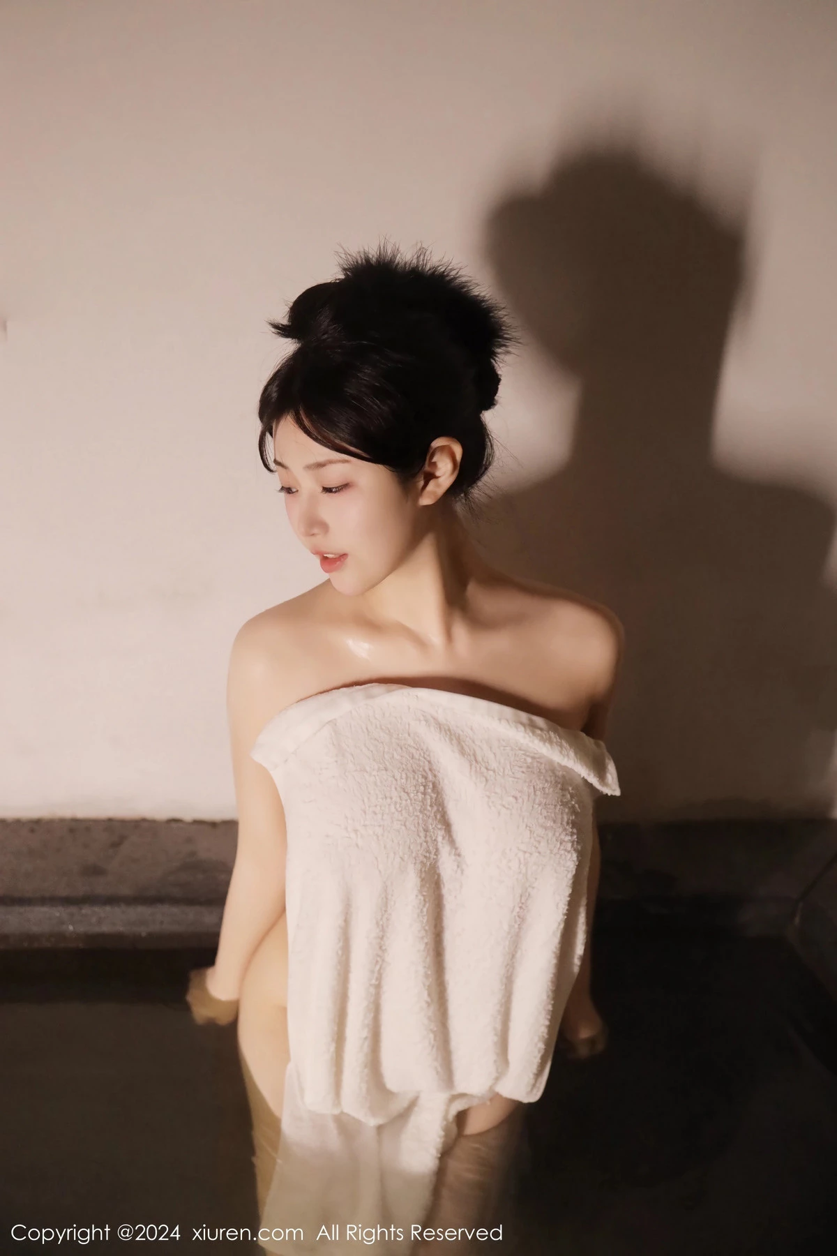 [[XiuRen秀人网]秀人网]No.7977_新人模特陈小花温泉场景性感白色浴巾裹身秀惹火身材诱惑写真58P