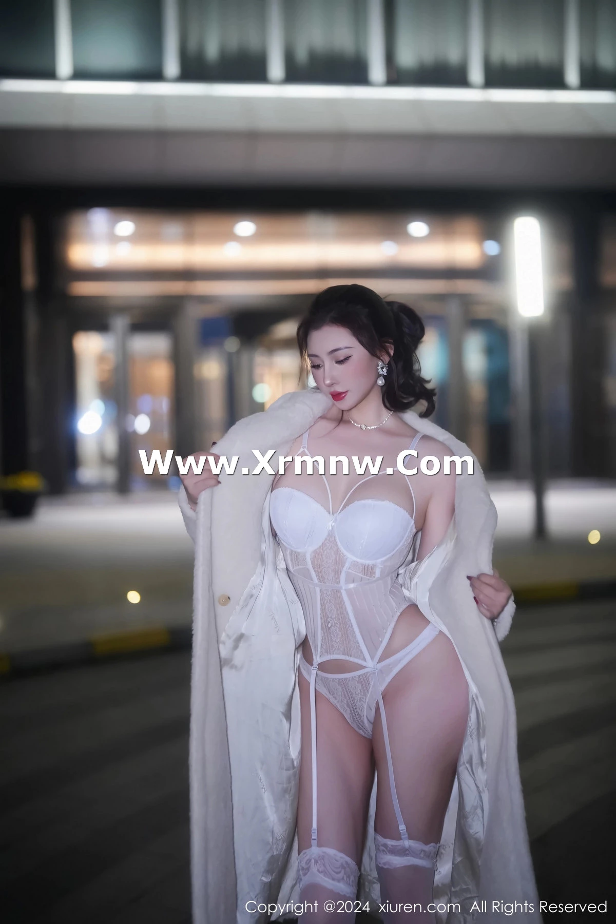[[XiuRen秀人网]秀人网]No.7978_新人模特蕾蕾醒了没性感白色蕾丝情趣服饰配白丝吊袜诱惑写真75P