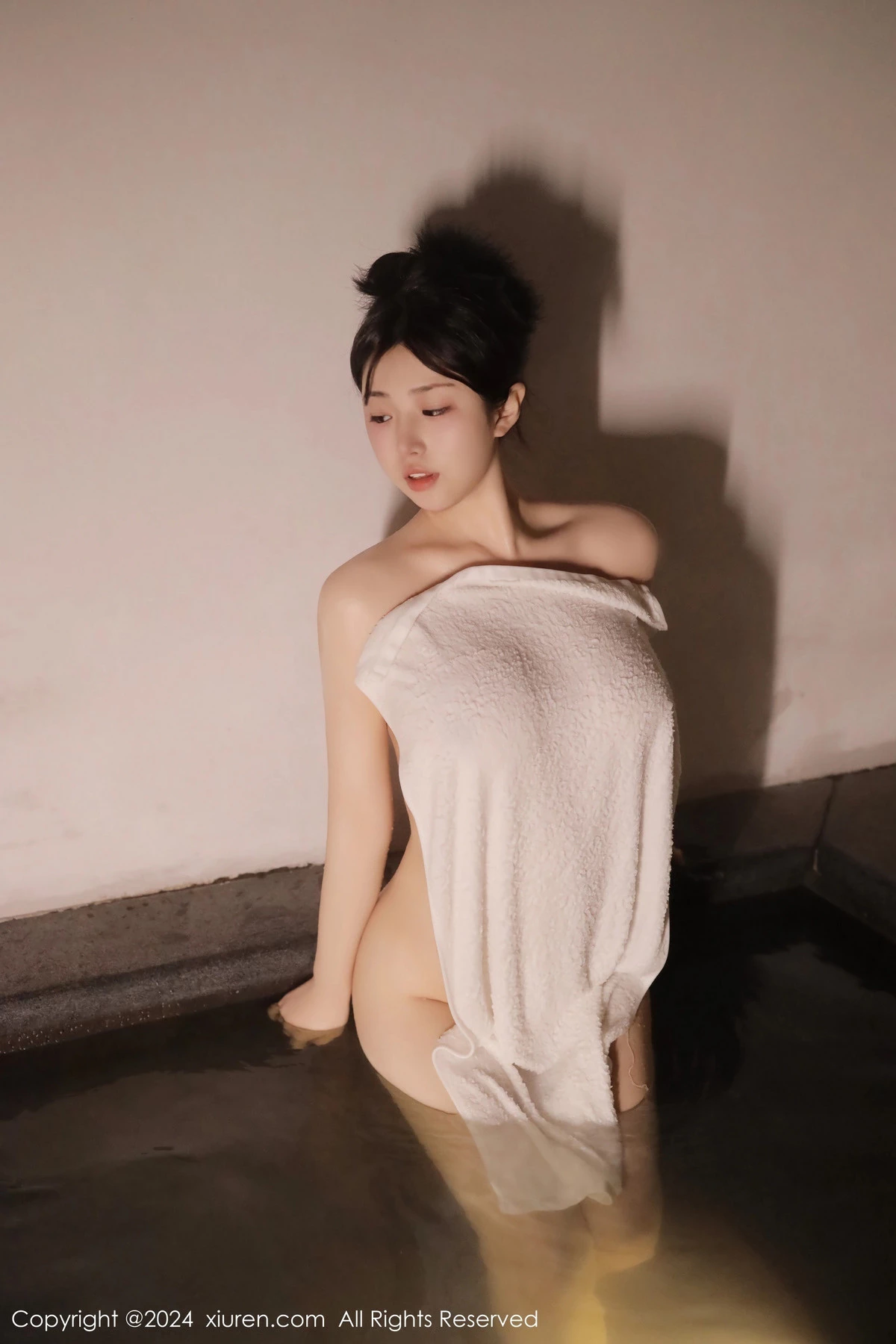 [[XiuRen秀人网]秀人网]No.7977_新人模特陈小花温泉场景性感白色浴巾裹身秀惹火身材诱惑写真58P