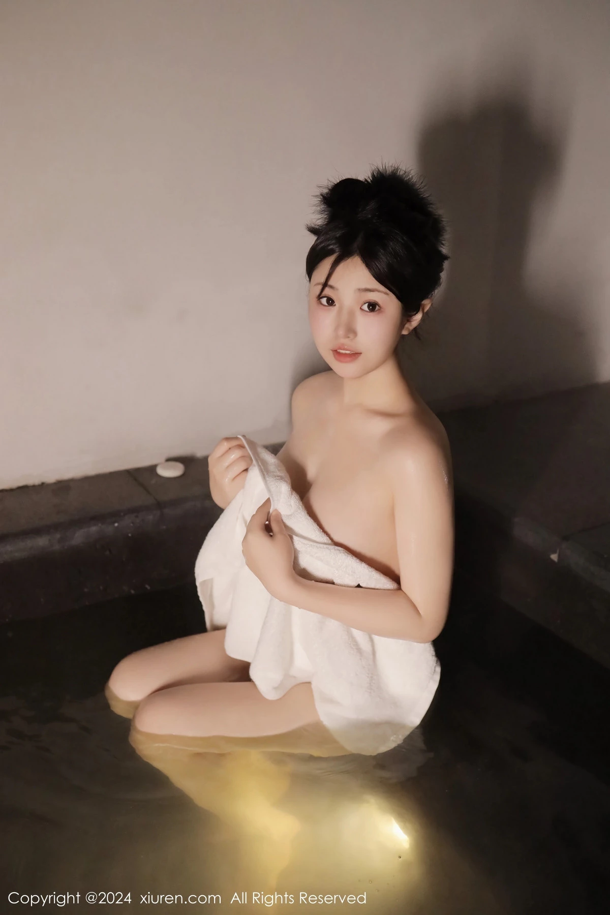 [[XiuRen秀人网]秀人网]No.7977_新人模特陈小花温泉场景性感白色浴巾裹身秀惹火身材诱惑写真58P