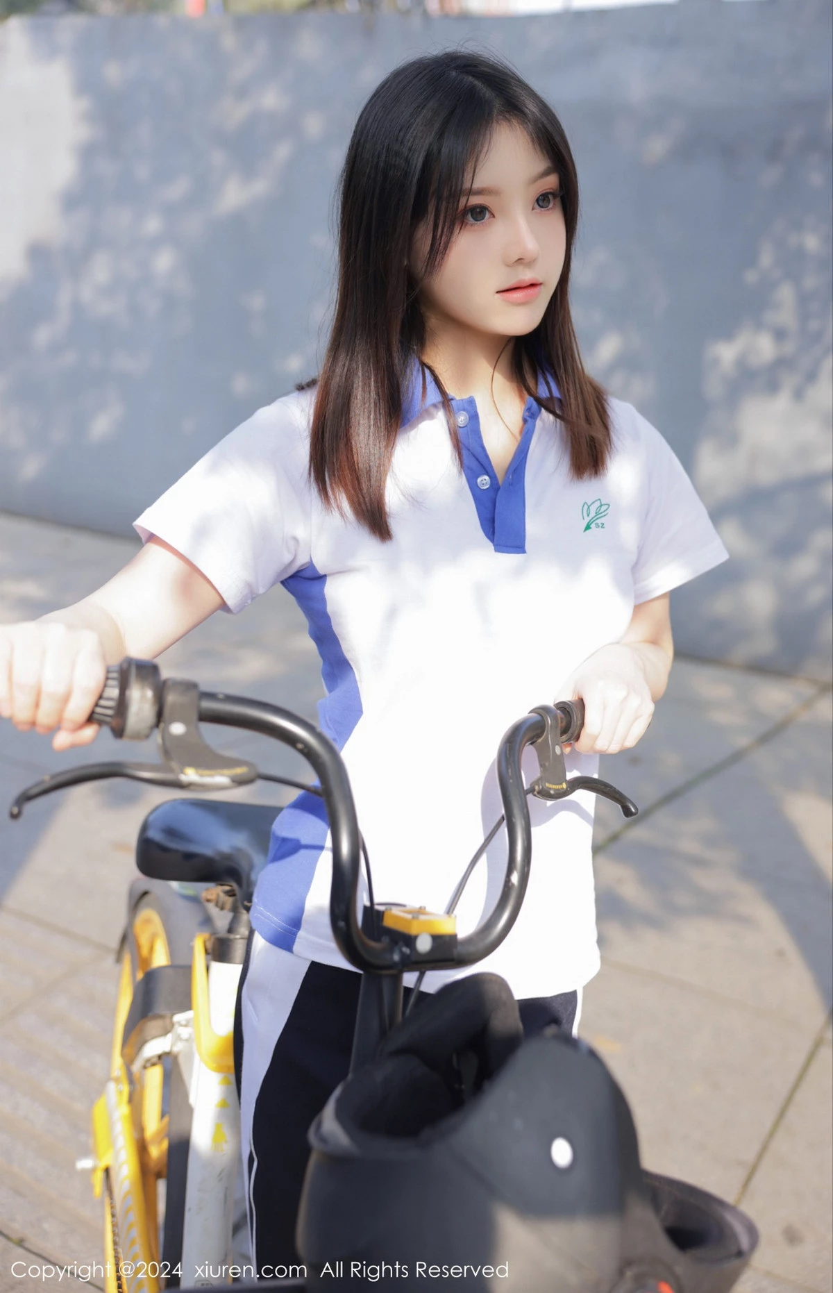 [[XiuRen秀人网]秀人网]No.7994_模特豆瓣酱公交车场景学妹制服露开档黑丝秀丰腴身材诱惑写真84P