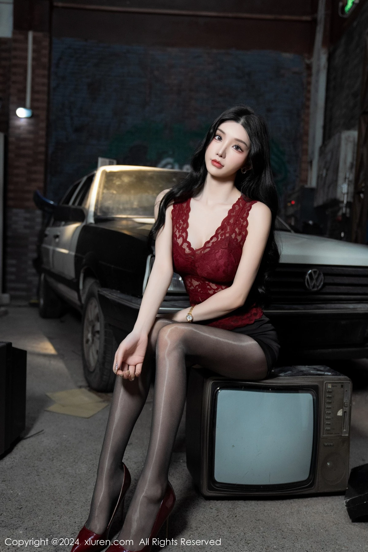 [[XiuRen秀人网]秀人网]No.7993_女神周于希Sally红色上衣配黑短裙露闪亮开档黑丝撩人诱惑写真83P
