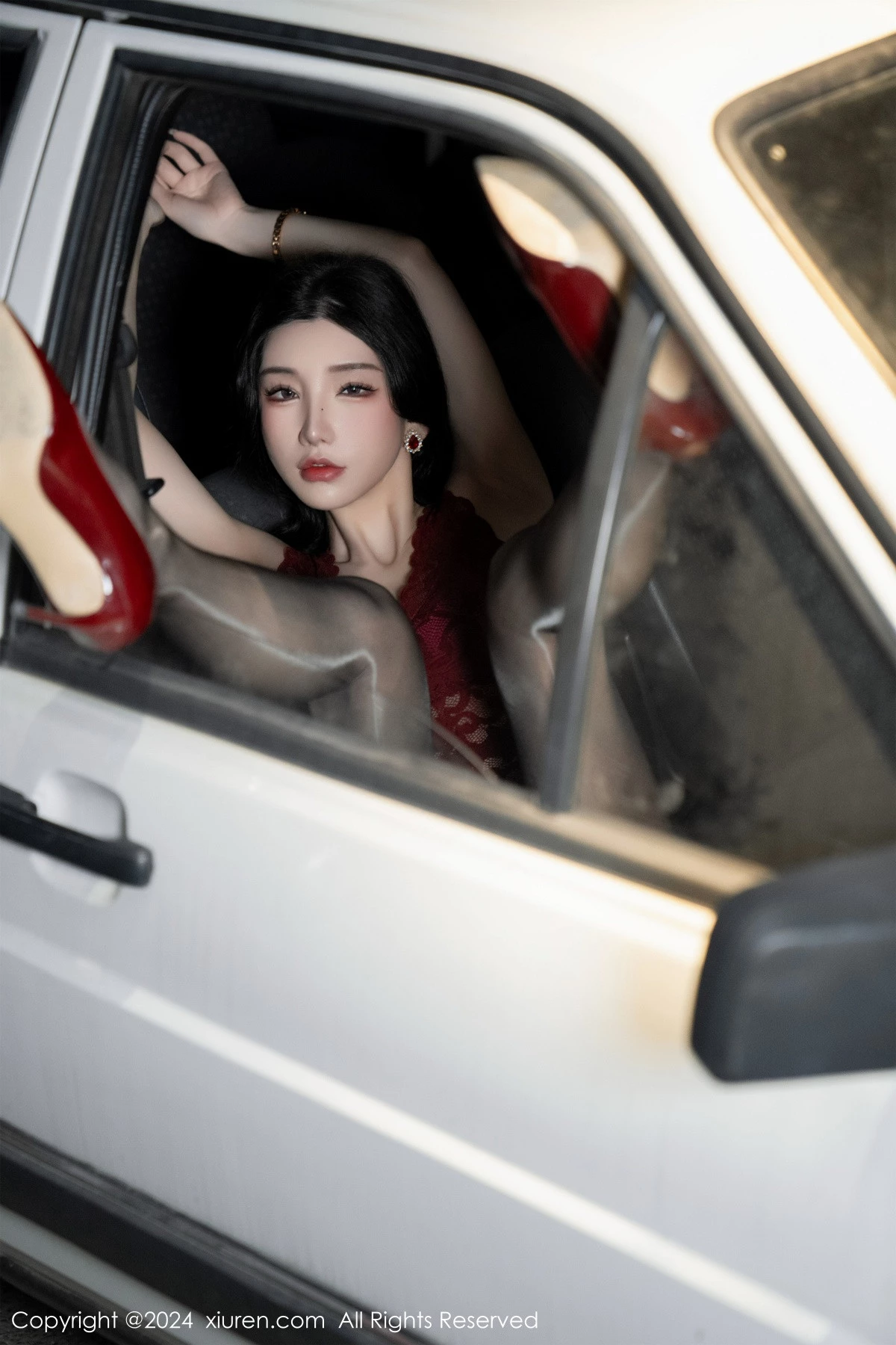 [[XiuRen秀人网]秀人网]No.7993_女神周于希Sally红色上衣配黑短裙露闪亮开档黑丝撩人诱惑写真83P
