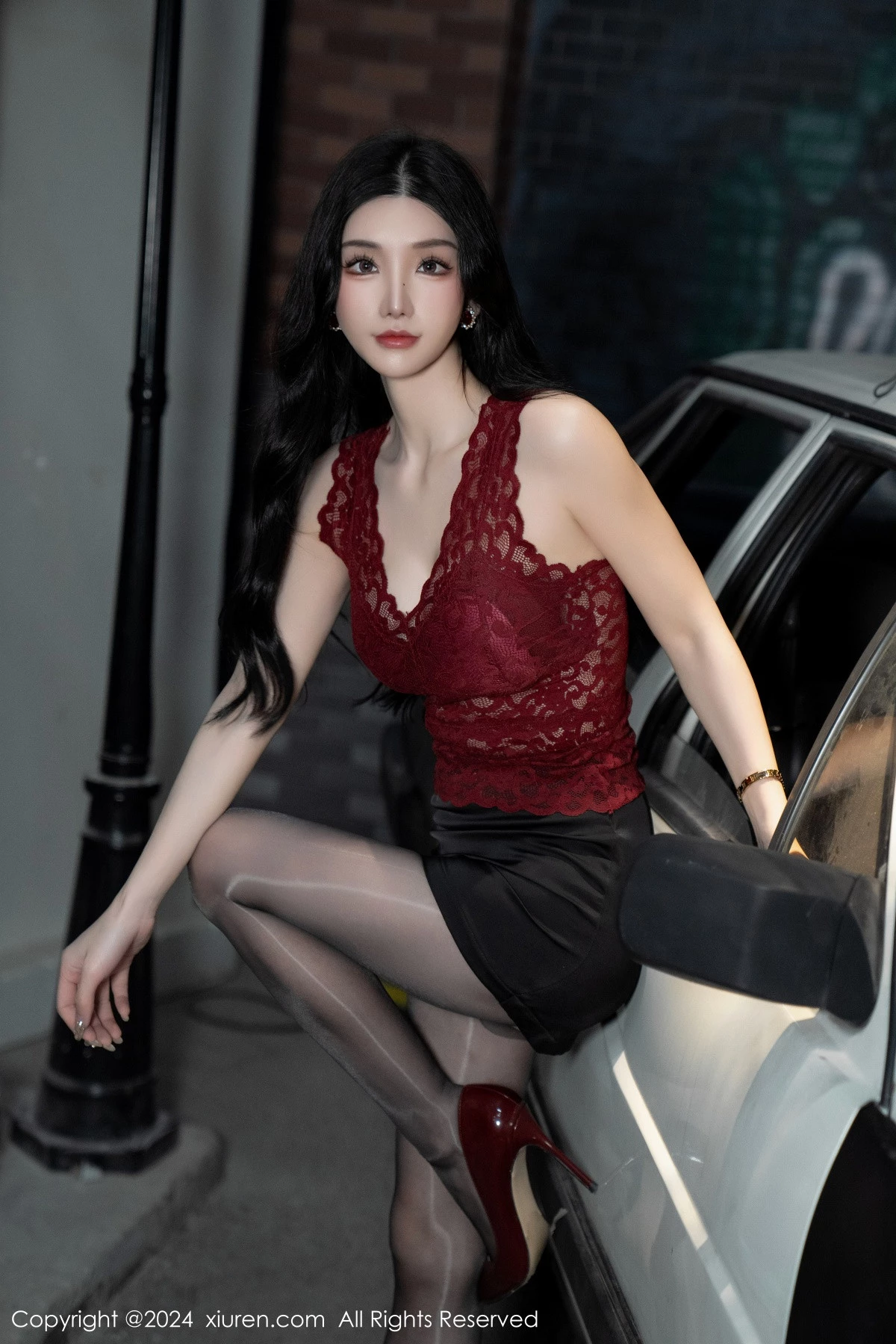 [[XiuRen秀人网]秀人网]No.7993_女神周于希Sally红色上衣配黑短裙露闪亮开档黑丝撩人诱惑写真83P