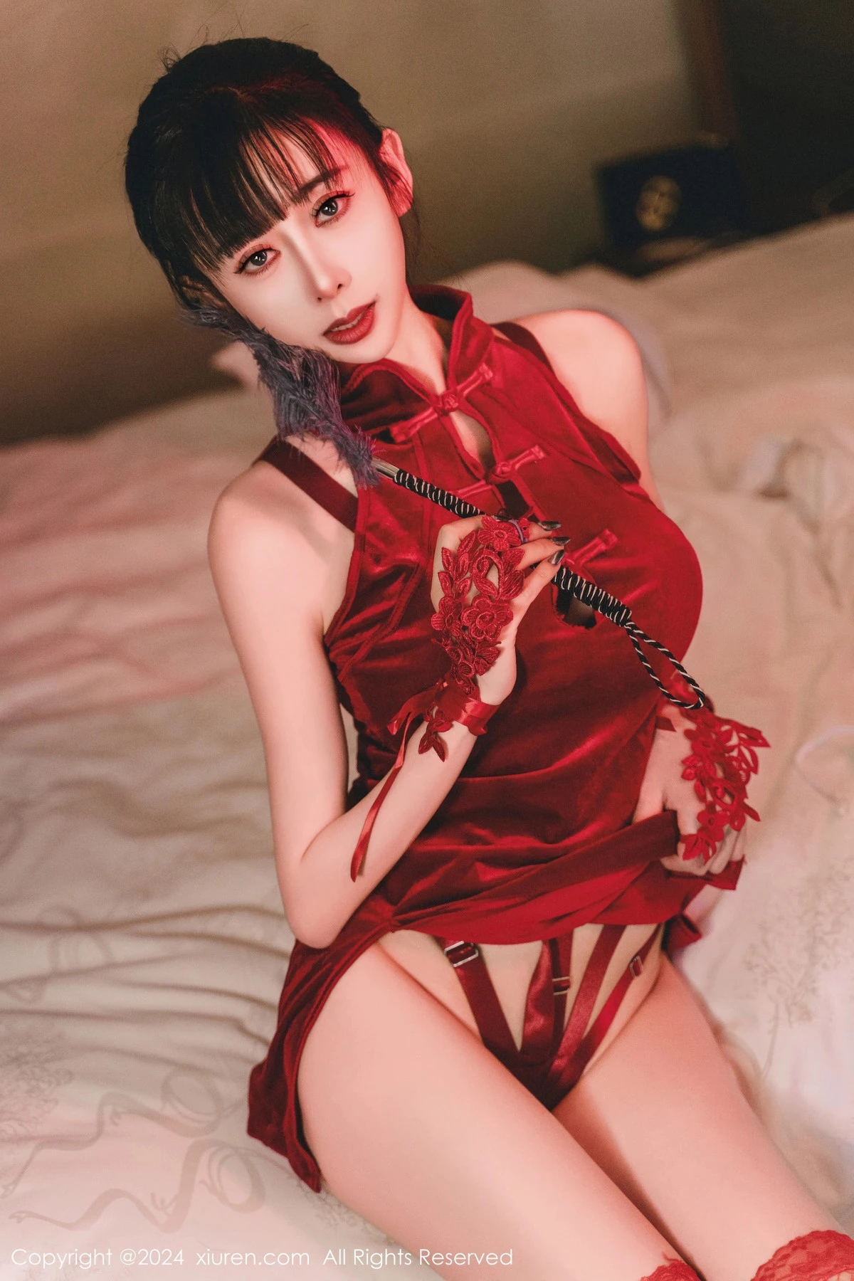 [[XiuRen秀人网]秀人网]No.8047_新人模特宝宝甜性感红色旗袍露红色情趣内衣配红丝袜诱惑写真64P