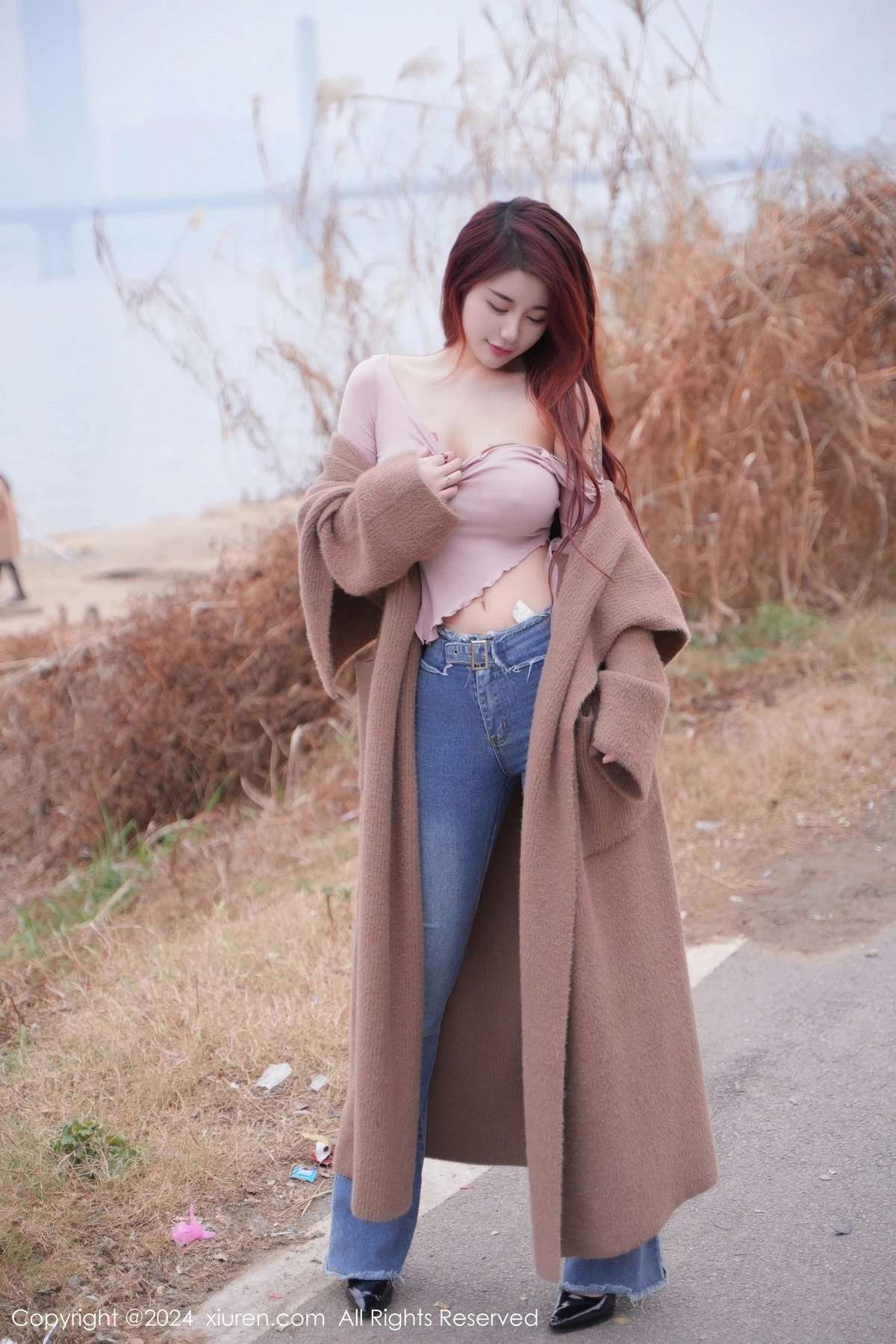 [[XiuRen秀人网]秀人网]No.8076_模特美七Mia户外性感粉色上衣配牛仔裤秀丰腴有致身材诱惑写真82P