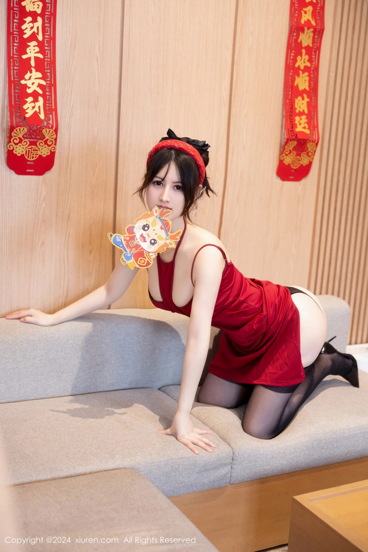 [[XiuRen秀人网]秀人网]No.8078_模特诗诗kiki新年主题性感红色情趣短裙配黑丝吊袜迷人诱惑写真78P