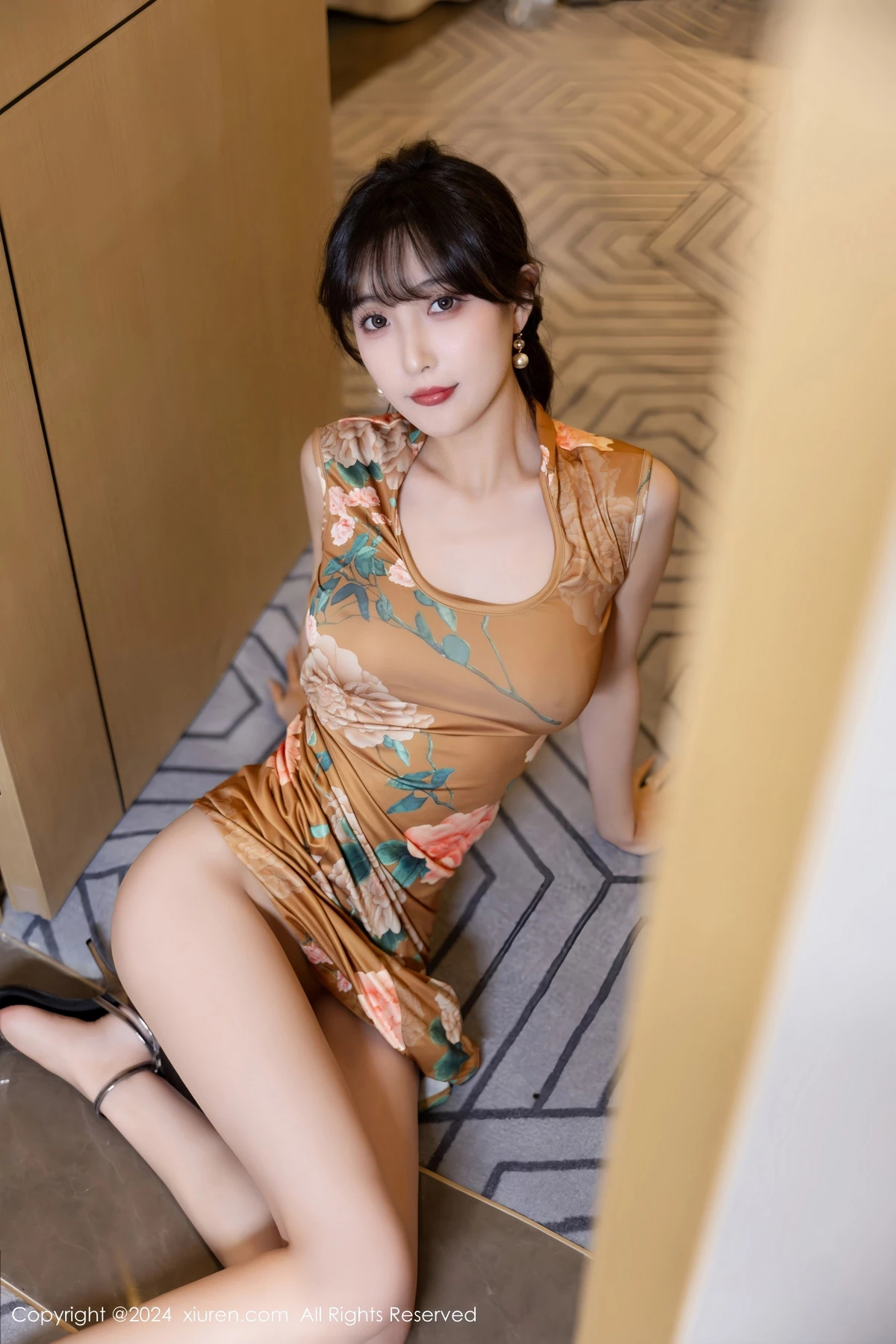 [[XiuRen秀人网]秀人网]No.8084_模特林星阑性感土黄色带图案旗袍服饰半脱秀曼妙身姿诱惑写真83P