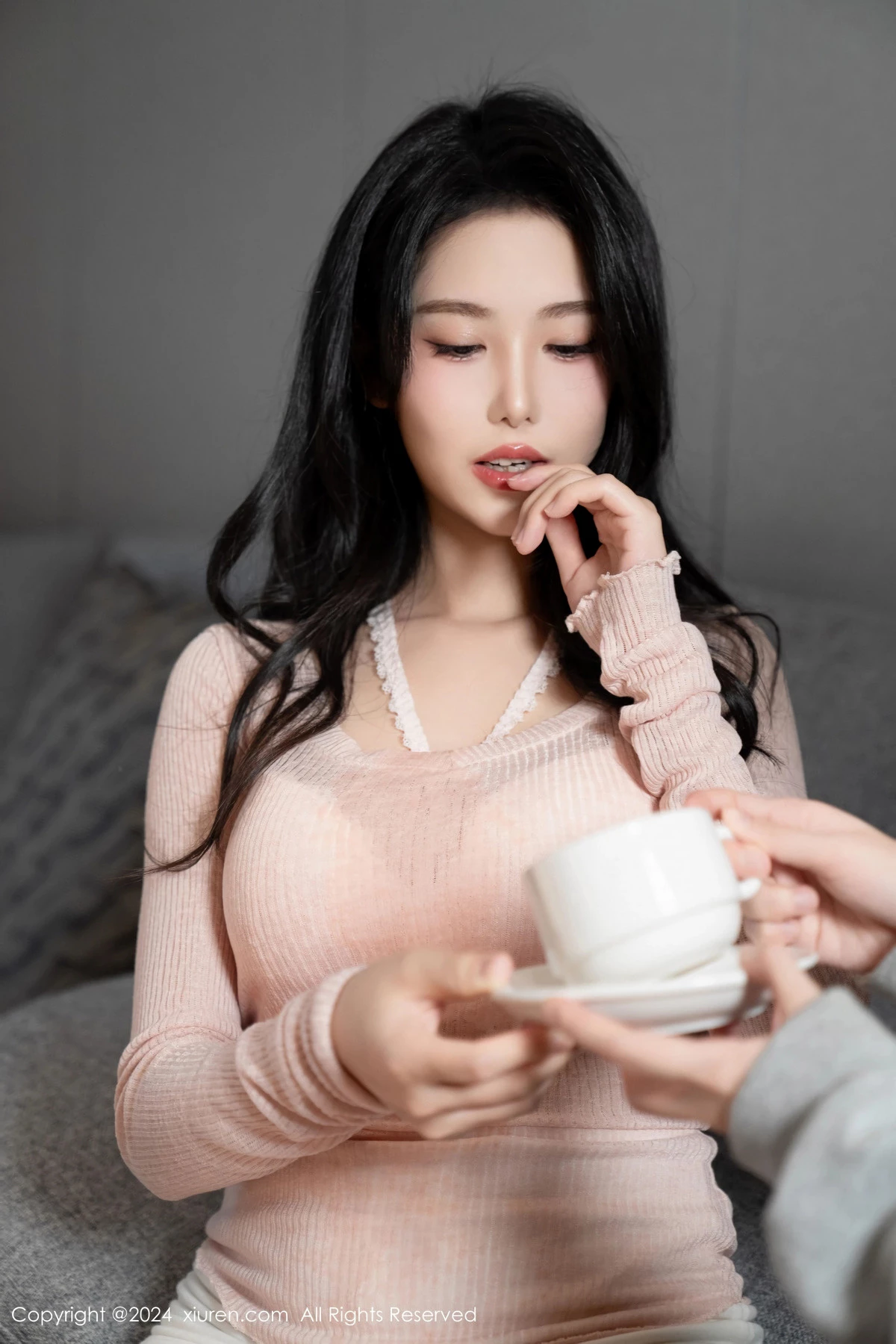 [[XiuRen秀人网]秀人网]No.8086_模特利世情节拍摄性感浅粉上衣配短裙露淡粉内衣完美诱惑写真105P
