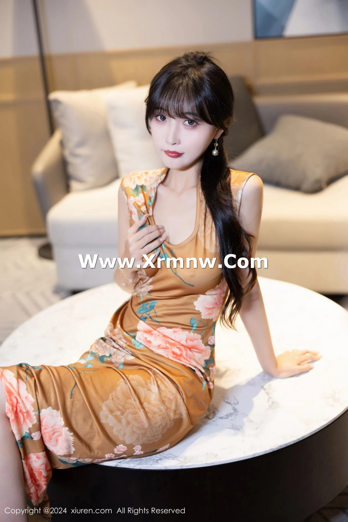 [[XiuRen秀人网]秀人网]No.8084_模特林星阑性感土黄色带图案旗袍服饰半脱秀曼妙身姿诱惑写真83P