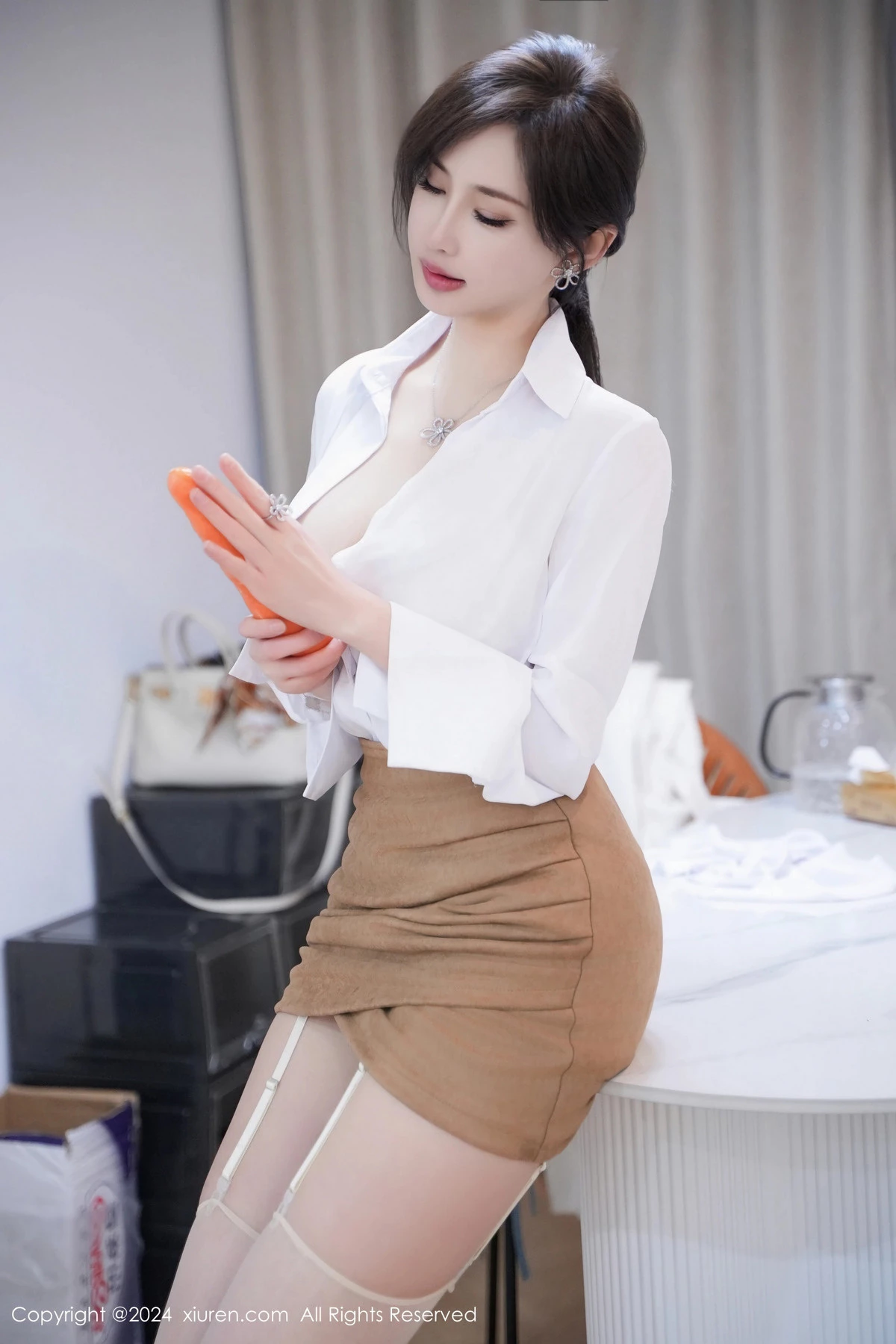 [[XiuRen秀人网]秀人网]No.8083_女神Carol周妍希性感白色上衣配肉丝吊袜秀丰满身材诱惑写真96P