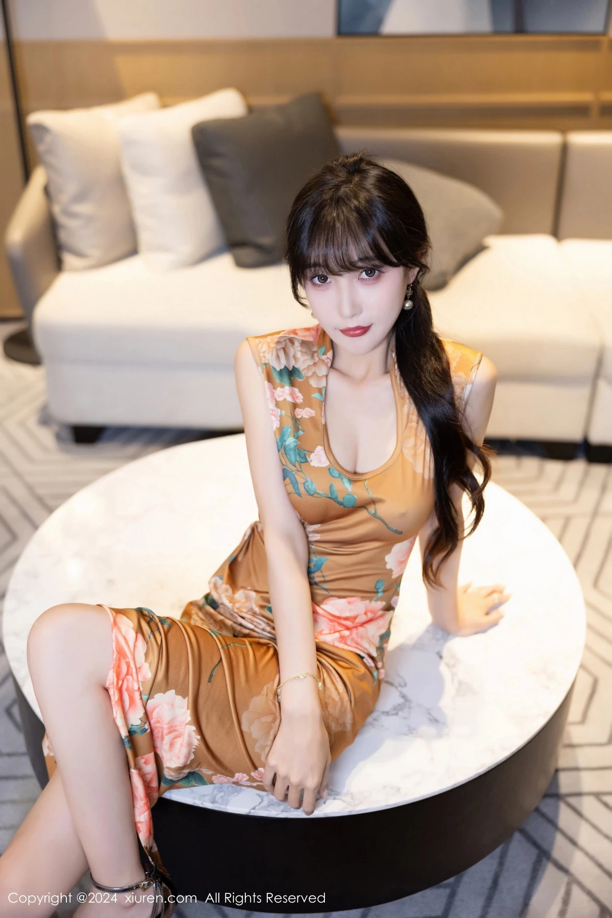 [[XiuRen秀人网]秀人网]No.8084_模特林星阑性感土黄色带图案旗袍服饰半脱秀曼妙身姿诱惑写真83P