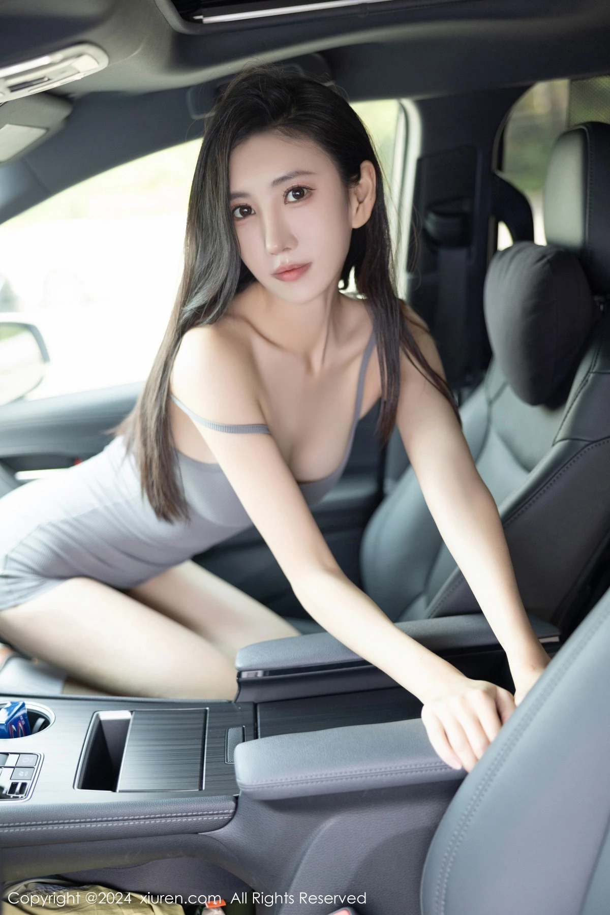 [[XiuRen秀人网]秀人网]No.8005_模特章芃芃车内+浴室性感灰色连体吊带秀曼妙身姿撩人诱惑写真83P