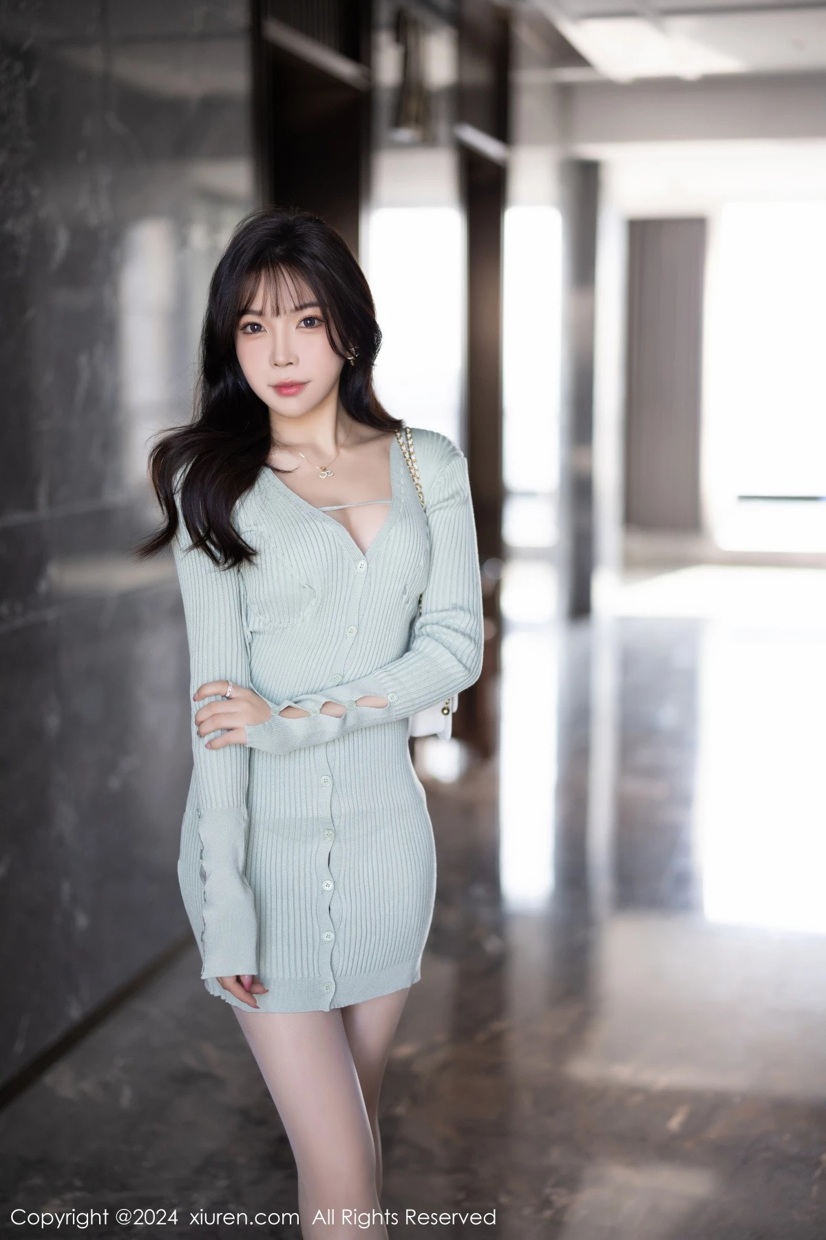 [[XiuRen秀人网]秀人网]No.8028_女神徐莉芝Booty性感淡蓝服饰露紫色内衣配肉丝袜迷人诱惑写真85P
