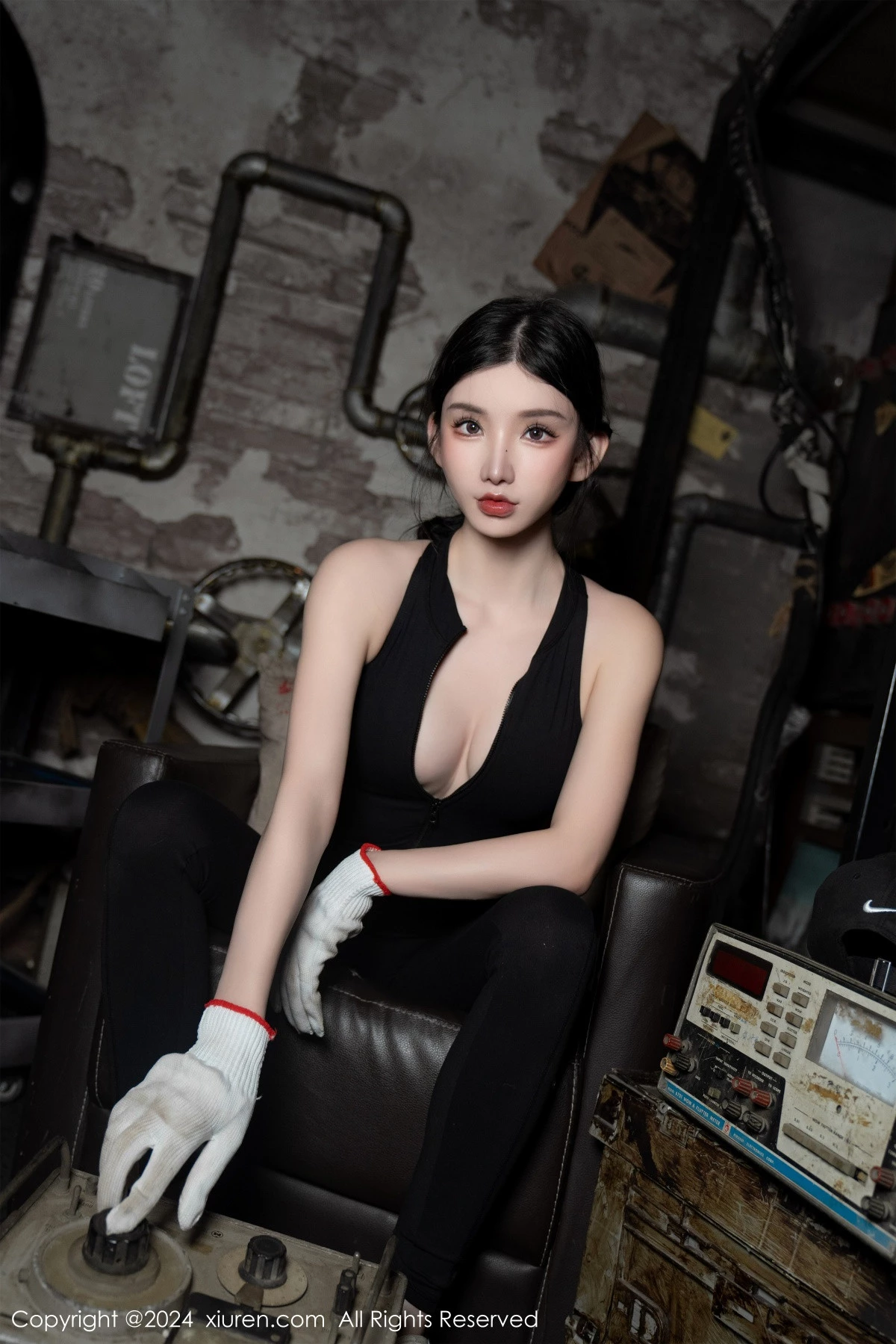 [[XiuRen秀人网]秀人网]No.8027_女神周于希Sally剧情主题脱性感黑色连体服饰秀惹火身材诱惑写真99P