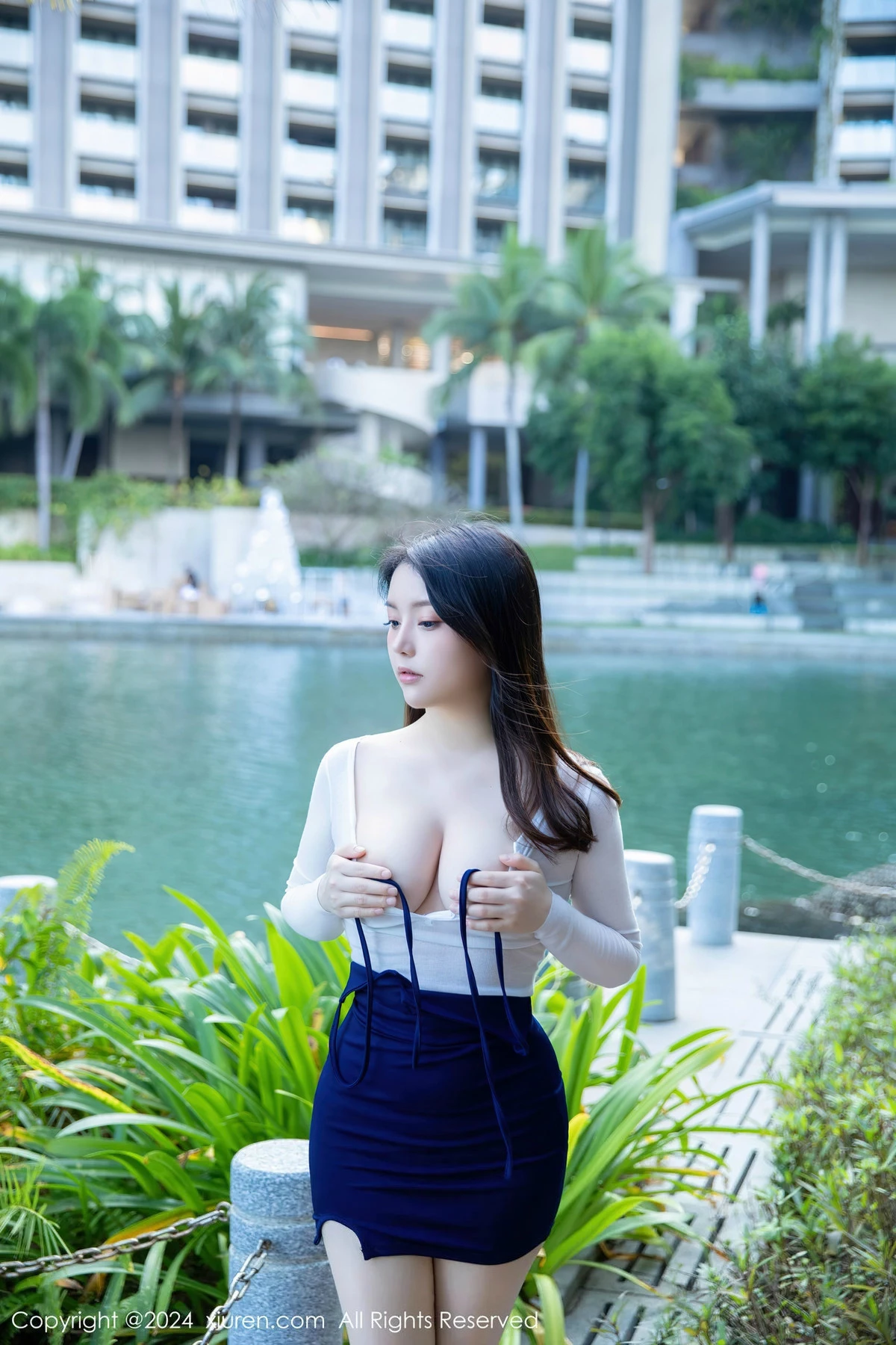 [[XiuRen秀人网]秀人网]No.8030_模特豆瓣酱户外场景性感轻透白色上衣秀丰满身材撩人诱惑写真82P
