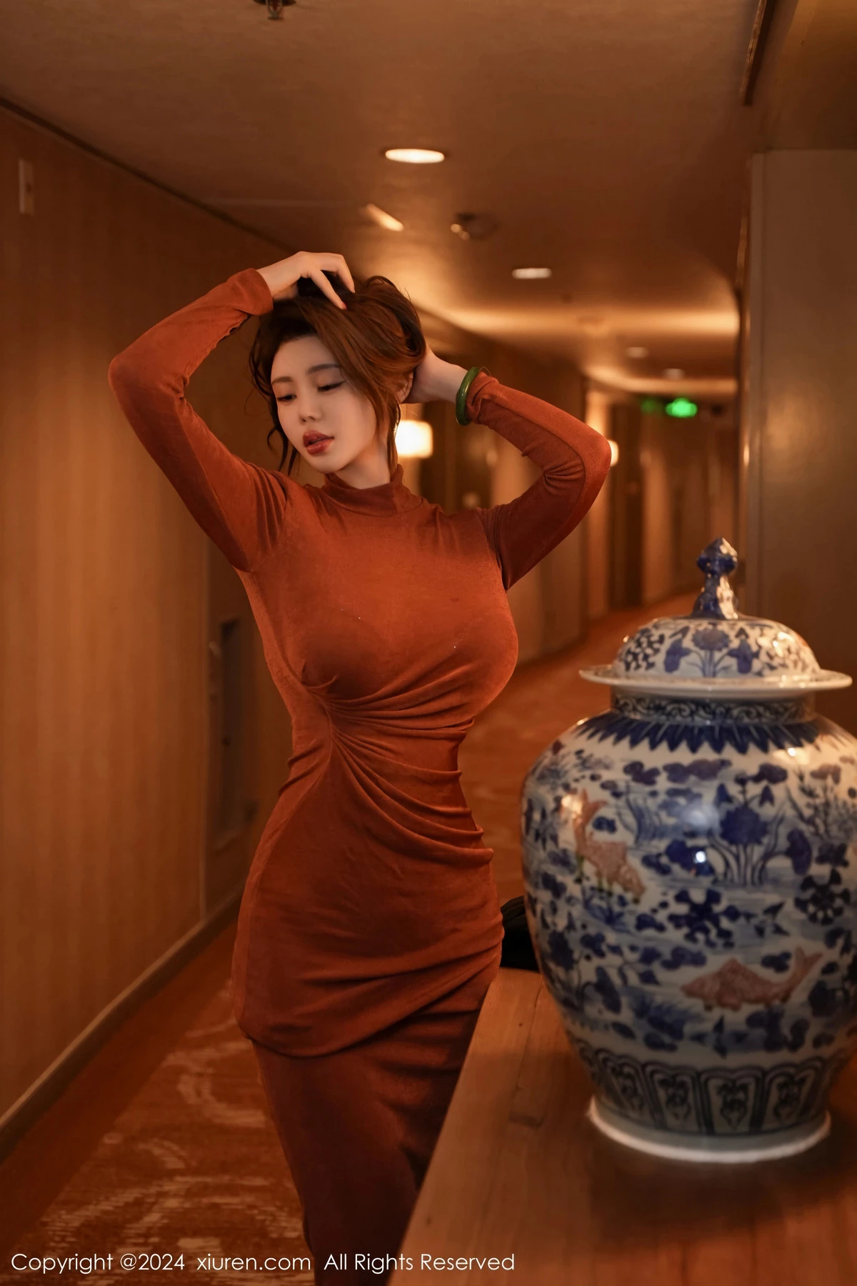 [[XiuRen秀人网]秀人网]No.8148_模特Yuki鱼儿性感黑色条纹西服配黑丝吊袜秀丰腴身姿诱惑写真73P