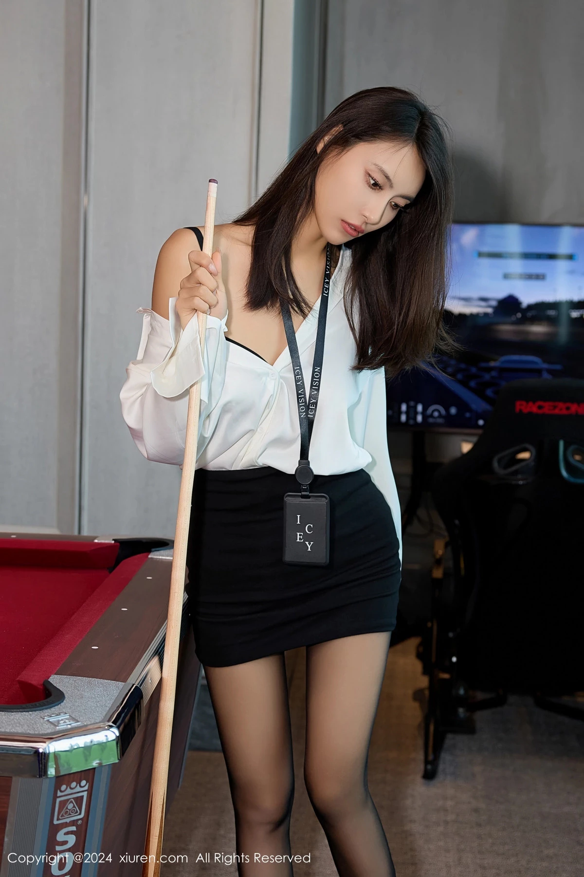 [[XiuRen秀人网]秀人网]No.8155_模特Lingyu69性感白T配黑短裙露黑色情趣服秀惹火身材诱惑写真72P