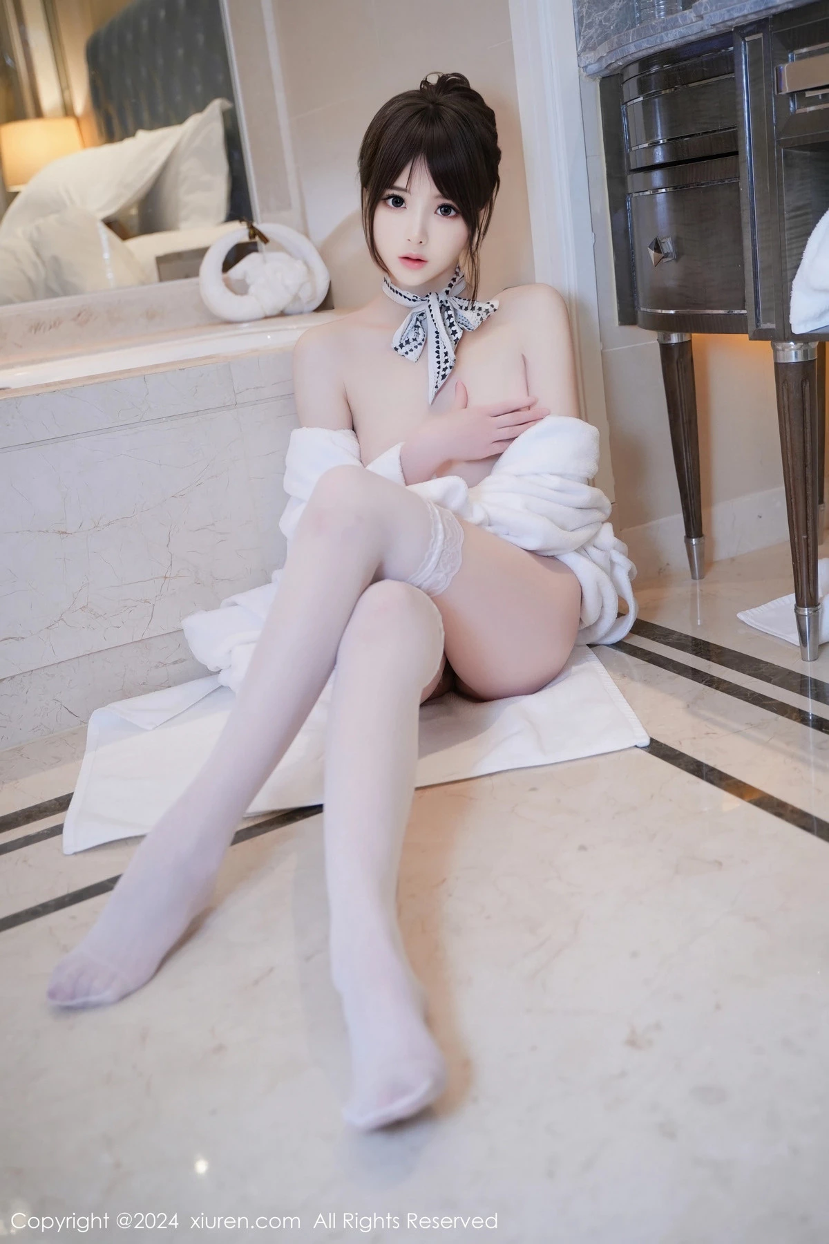[[XiuRen秀人网]秀人网]No.8162_模特梦灵儿Mini性感白色浴袍配白色丝袜秀曼妙身姿惹火诱惑写真66P