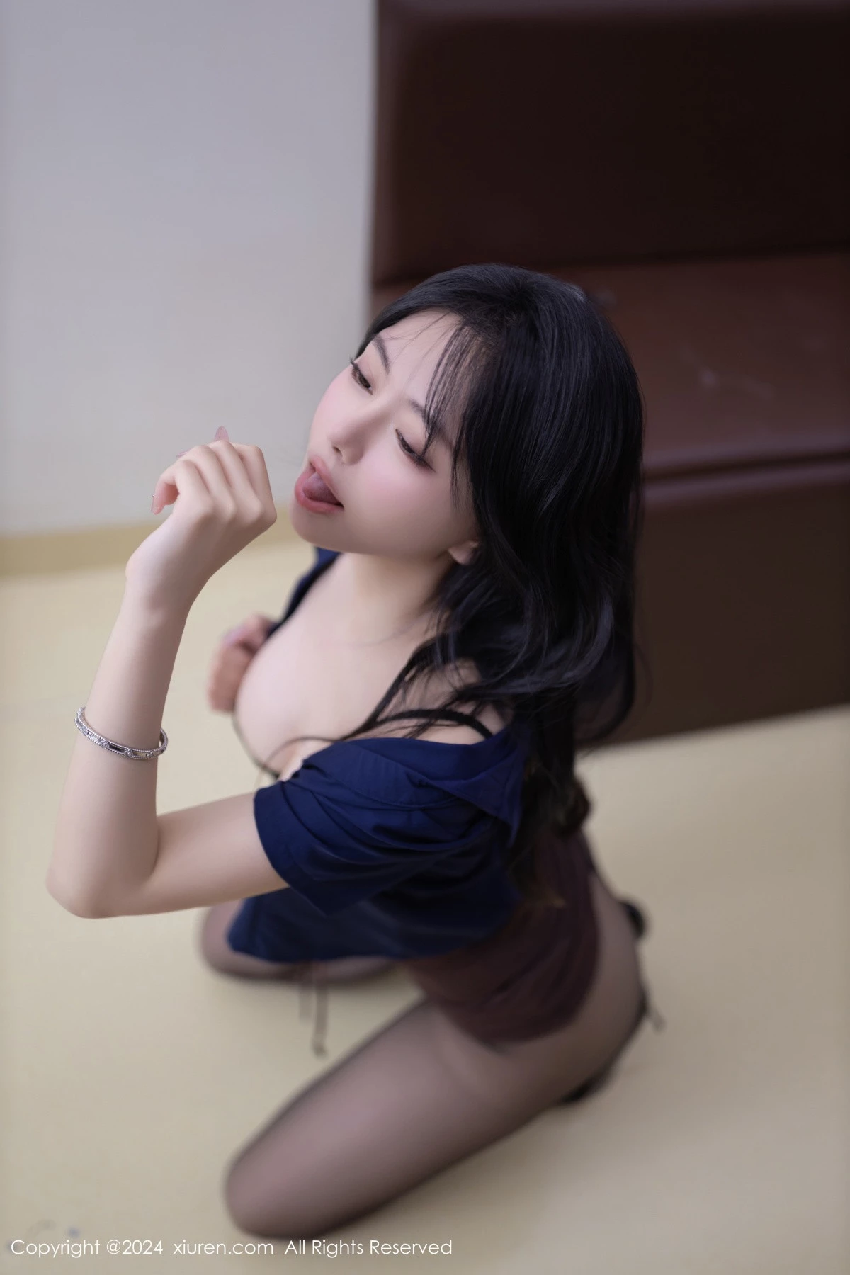 [[XiuRen秀人网]秀人网]No.8167_模特幼幼蓝色上衣配咖啡色短裙露黑色内衣超薄黑丝极致魅惑写真81P