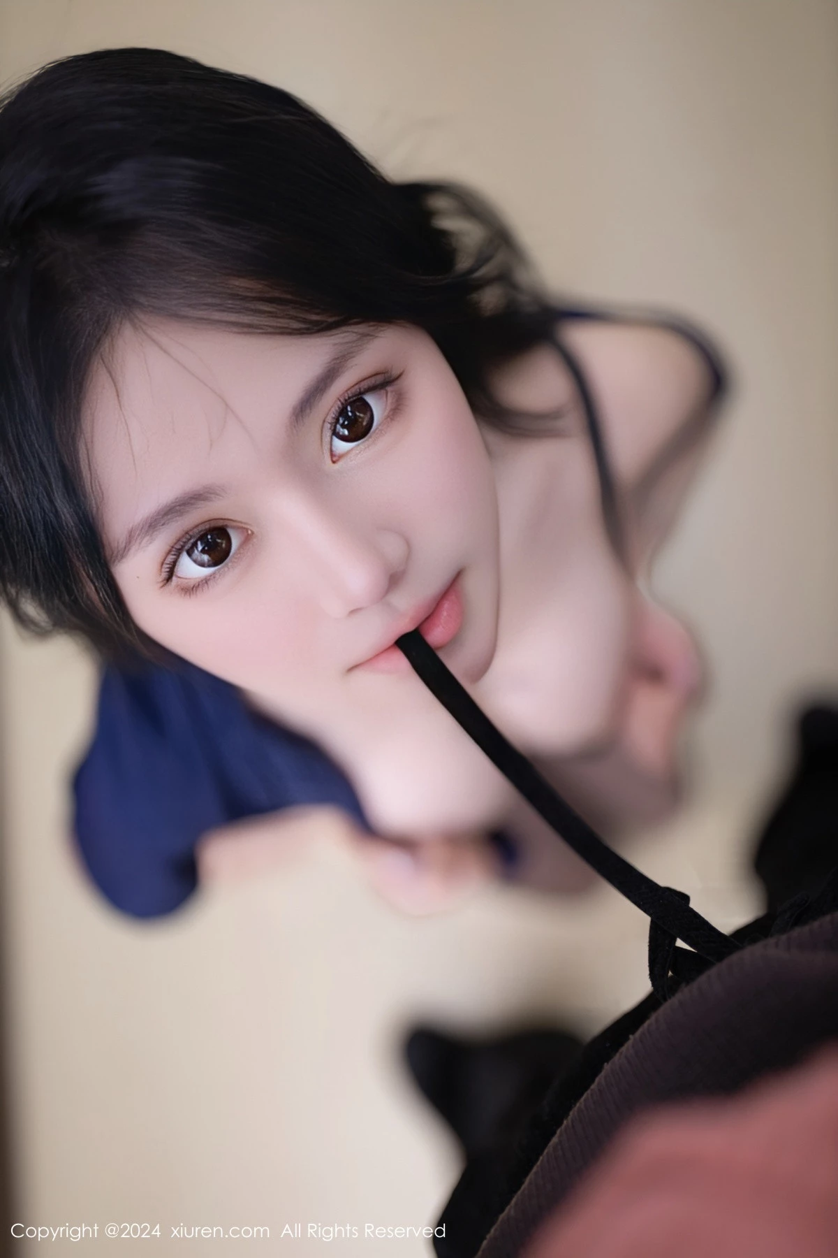 [[XiuRen秀人网]秀人网]No.8167_模特幼幼蓝色上衣配咖啡色短裙露黑色内衣超薄黑丝极致魅惑写真81P