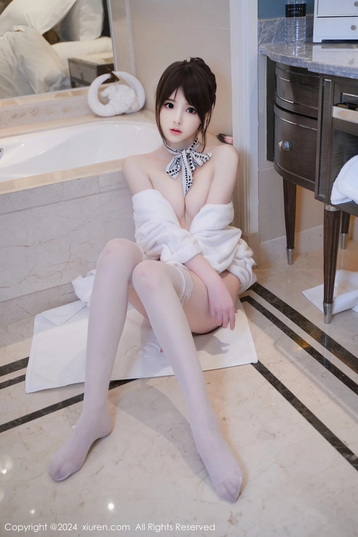 [[XiuRen秀人网]秀人网]No.8162_模特梦灵儿Mini性感白色浴袍配白色丝袜秀曼妙身姿惹火诱惑写真66P
