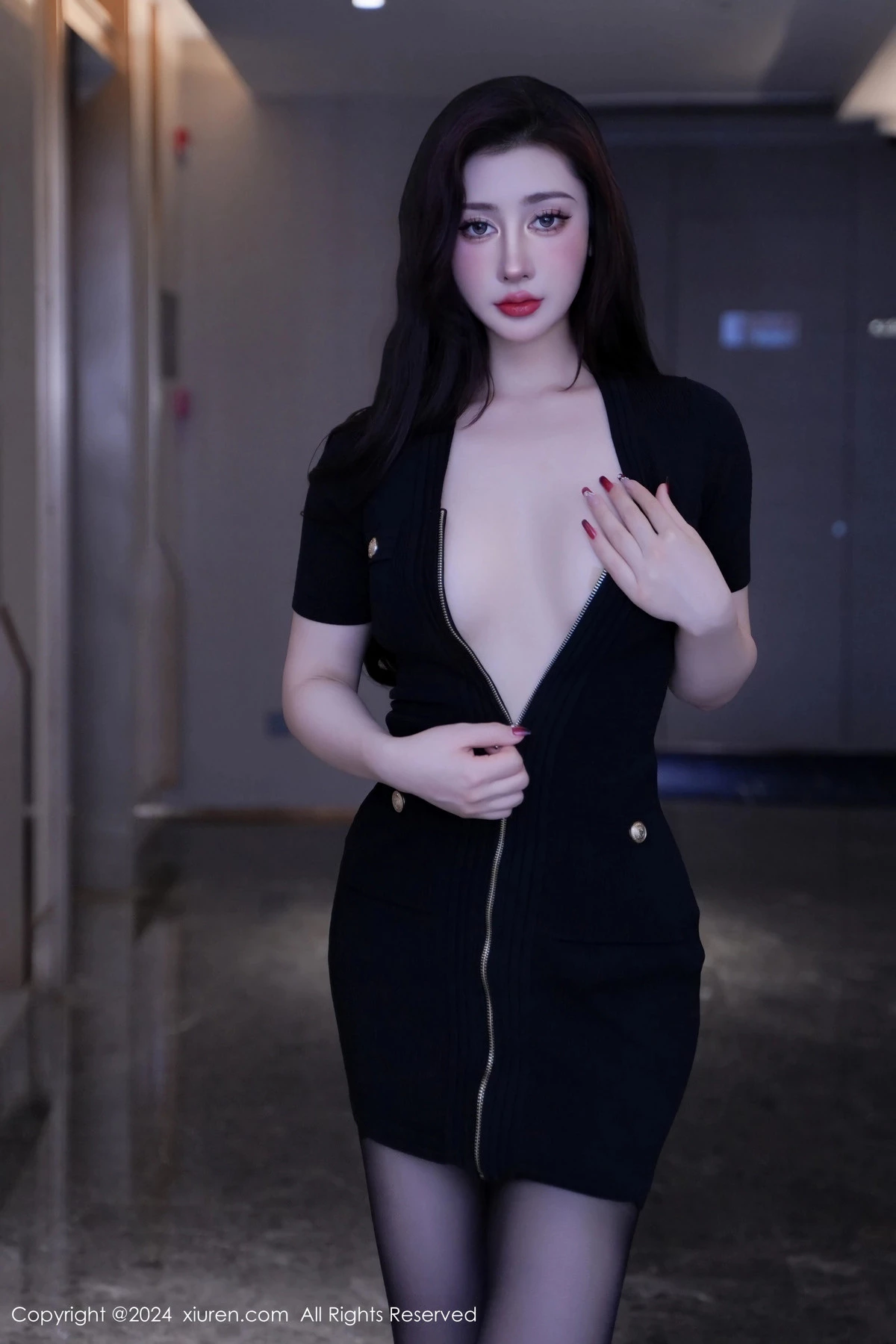 [[XiuRen秀人网]秀人网]No.8170_模特蕾蕾醒了没性感黑色收身服饰配超薄黑丝秀丰腴身材诱惑写真80P