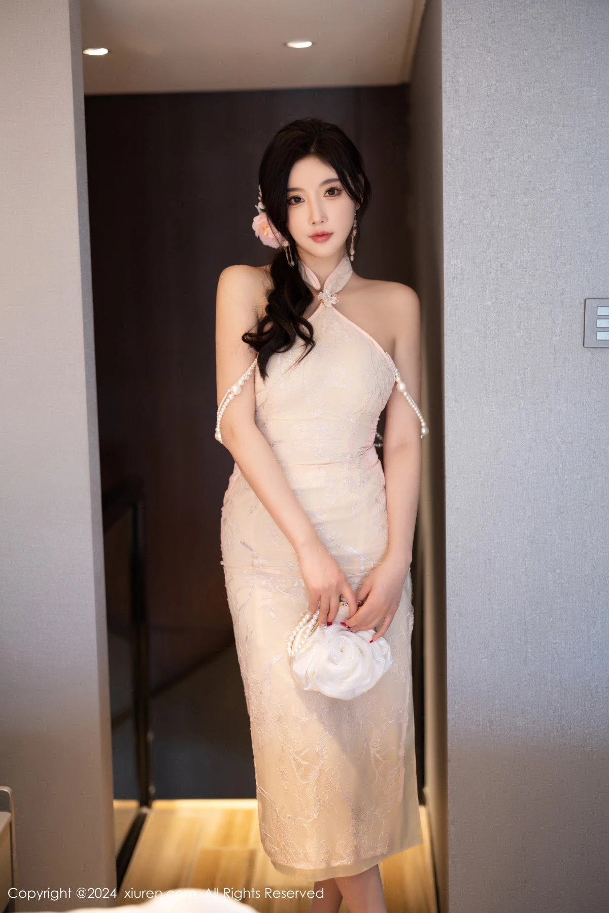 [[XiuRen秀人网]秀人网]No.8182_女神杨晨晨Yome性感露肩连衣短裙露粉色蕾丝内衣完美诱惑写真81P