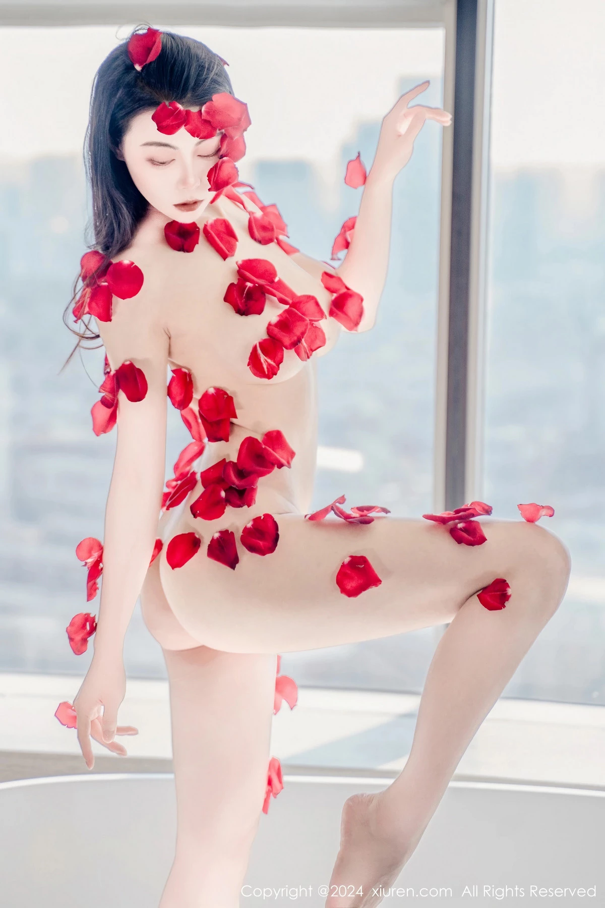 [[XiuRen秀人网]秀人网]No.8175_新人模特瑜伽喵私房浴室玫瑰花瓣浴秀魔鬼曲线撩人诱惑写真63P
