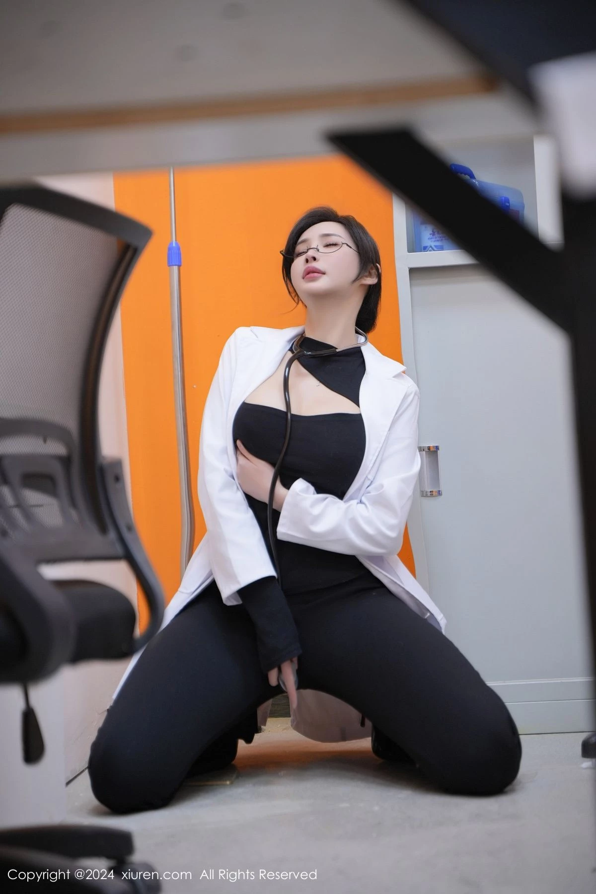 [[XiuRen秀人网]秀人网]No.8180_女神Carol周妍希性感女医生制服露开档黑丝秀翘臀美腿诱惑写真78P