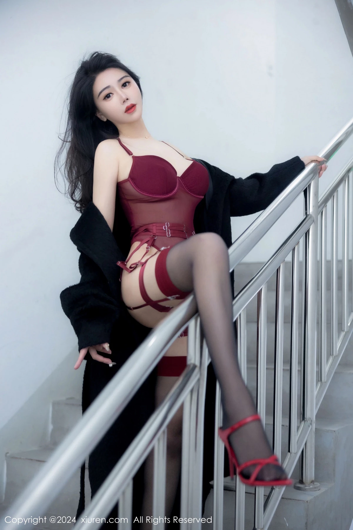 [[XiuRen秀人网]秀人网]No.8221_模特李若汐黑色外衣露性感红色情趣服饰配黑丝吊袜迷人诱惑写真85P