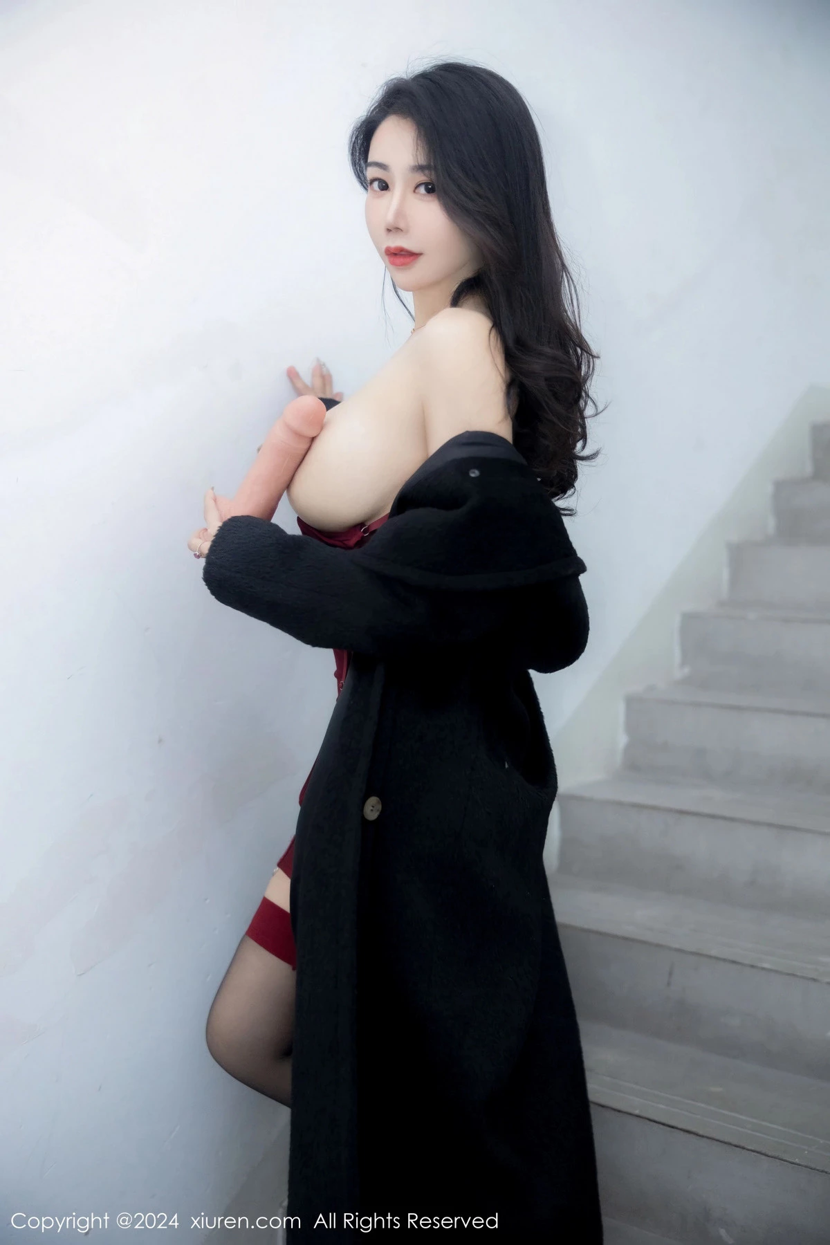 [[XiuRen秀人网]秀人网]No.8221_模特李若汐黑色外衣露性感红色情趣服饰配黑丝吊袜迷人诱惑写真85P