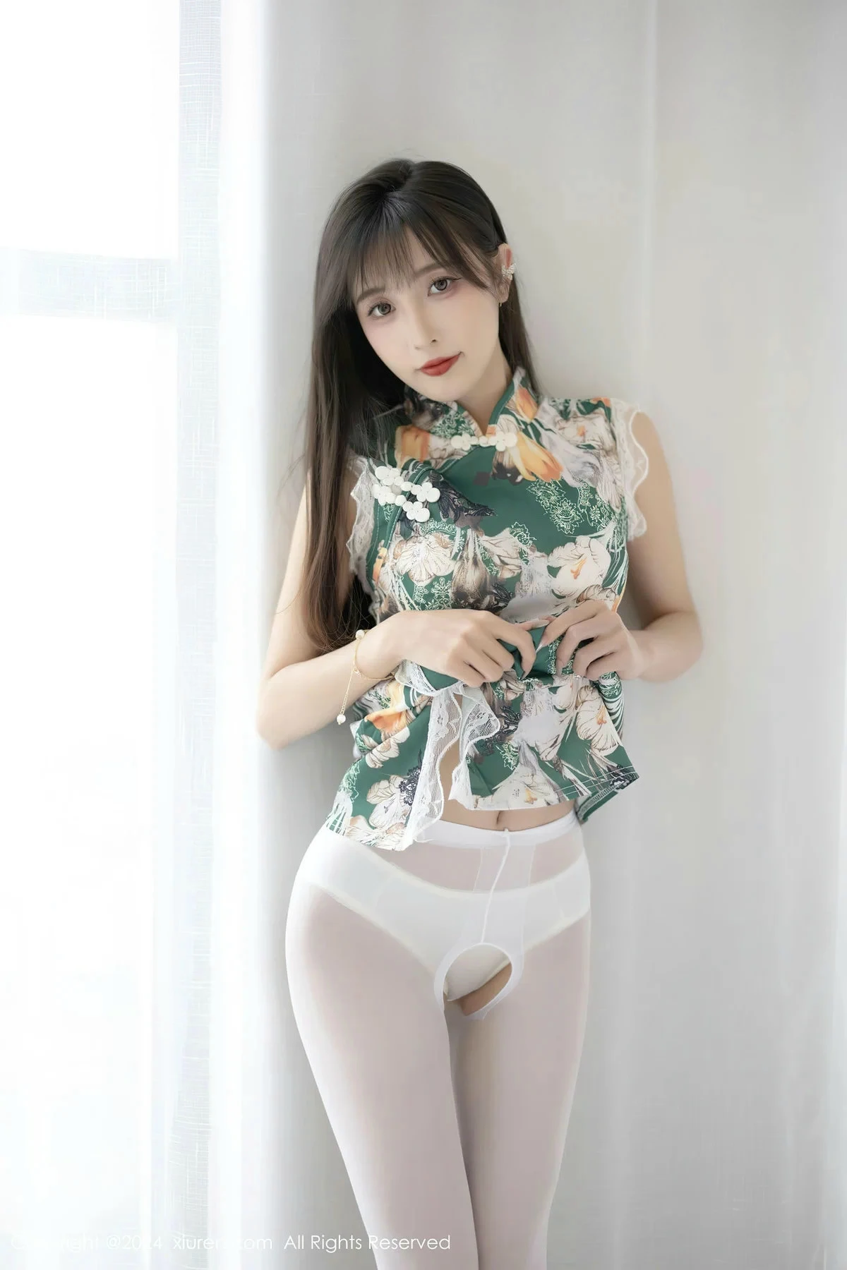 [[XiuRen秀人网]秀人网]No.8231_模特林星阑性感花色旗袍露白色内衣配开档白丝秀美腿诱惑写真84P