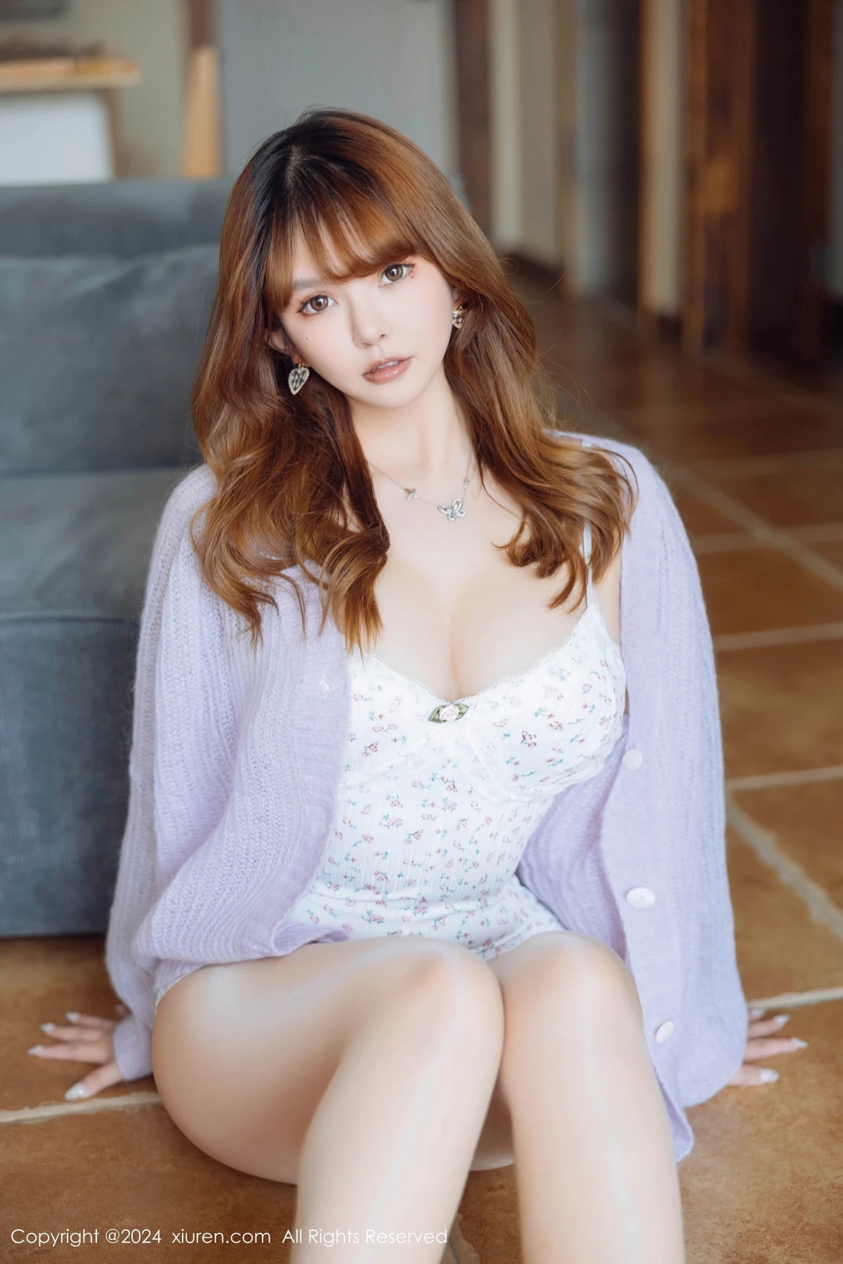 [[XiuRen秀人网]秀人网]No.8228_模特张思允Nice性感灰色轻透上衣配无内肉丝秀惹火身材诱惑写真85P
