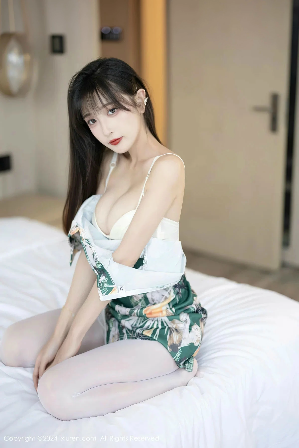 [[XiuRen秀人网]秀人网]No.8231_模特林星阑性感花色旗袍露白色内衣配开档白丝秀美腿诱惑写真84P