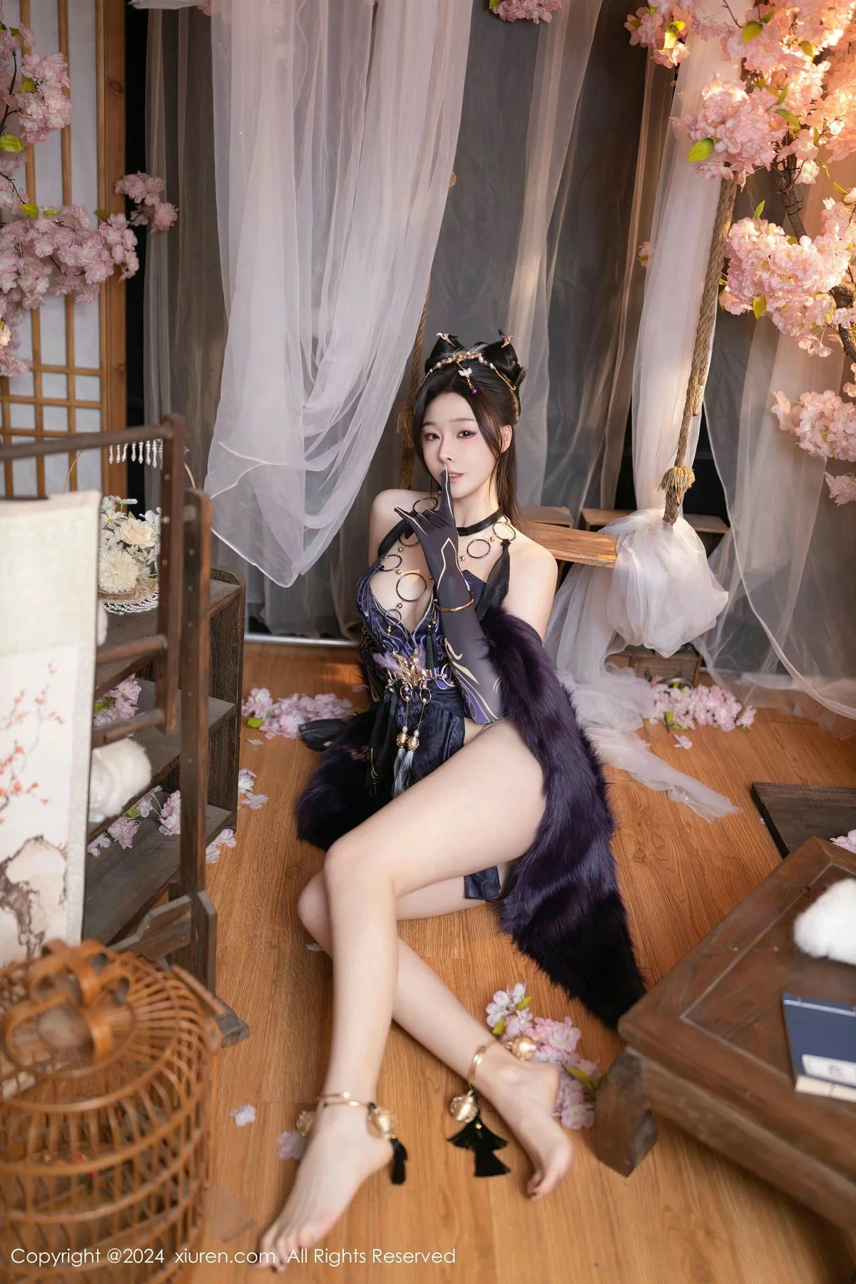 [[XiuRen秀人网]秀人网]No.8232_模特小逗逗性感紫色情趣旗袍服饰半脱秀曼妙身姿惹火诱惑写真80P